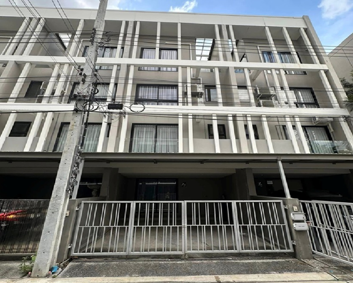 For RentHome OfficePattanakan, Srinakarin : For Rent, 8-story office building for rent, with passenger elevator in the building. Soi Srinakarin 40, not deep into the alley, parking for 14 cars, area 1000 square meters, suitable for an office, clinic, online, etc. / good location, convenient travel.