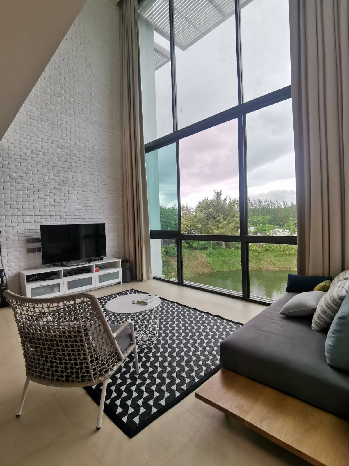 ขายคอนโดปากช่อง เขาใหญ่ : คอนโด swanlake khao yai , duplex unit 136 sqm.  ตำแหน่งวิวสวยที่สุด ท่ามกลางทะเลสาบ และขุนเขา  2 นอน 2 น้ำ  double volume ceiling.  