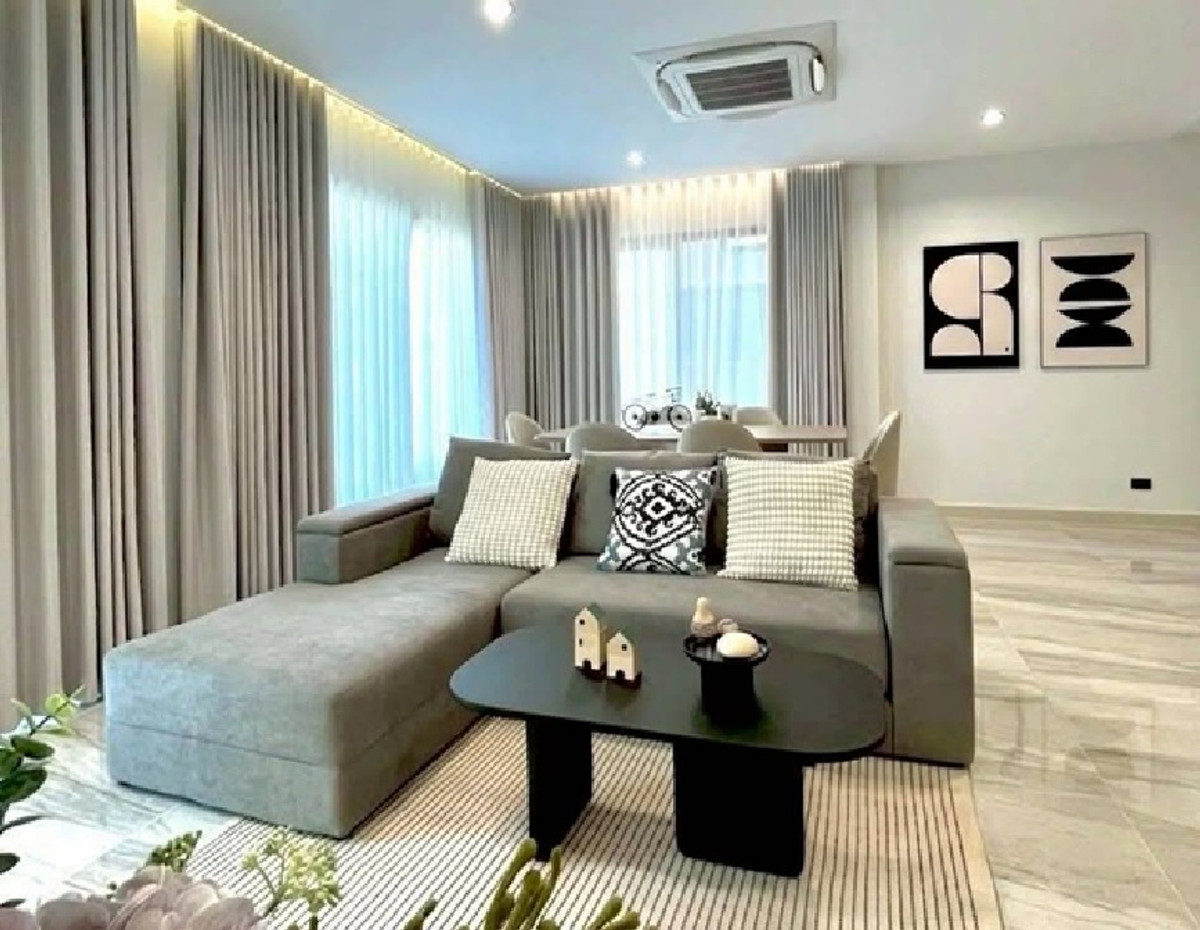 For RentHome OfficePattanakan, Srinakarin : For Rent, 8-story office building for rent, with passenger elevator in the building. Soi Srinakarin 40, not deep into the alley, parking for 14 cars, area 1000 square meters, suitable for an office, clinic, online, etc. / good location, convenient travel.