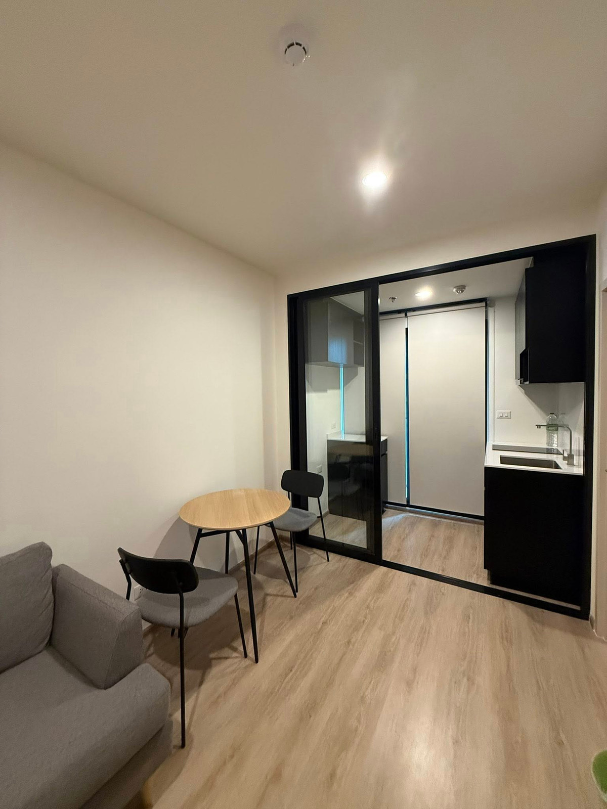 ให้เช่าคอนโดพระราม 9 เพชรบุรีตัดใหม่ RCA : ⭐️ Noble Nue District R9  ⭐️ 1 ห้องนอน 1 ห้องน้ำ 30 ตรม. ชั้น 25 ห้องสวยน่าอยู่ เฟอร์นิเจอร์ครบ