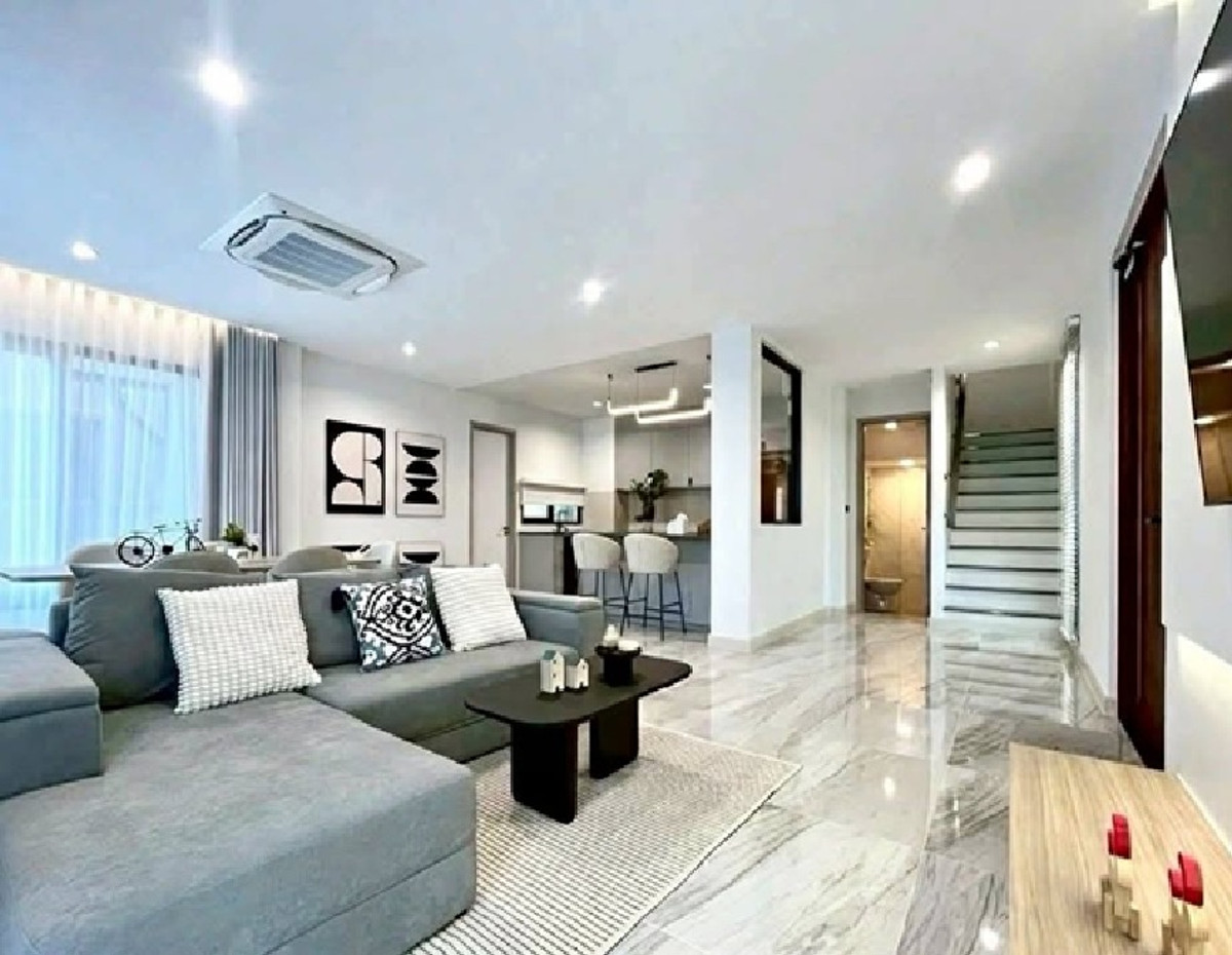 For RentHome OfficePattanakan, Srinakarin : For Rent, 8-story office building for rent, with passenger elevator in the building. Soi Srinakarin 40, not deep into the alley, parking for 14 cars, area 1000 square meters, suitable for an office, clinic, online, etc. / good location, convenient travel.