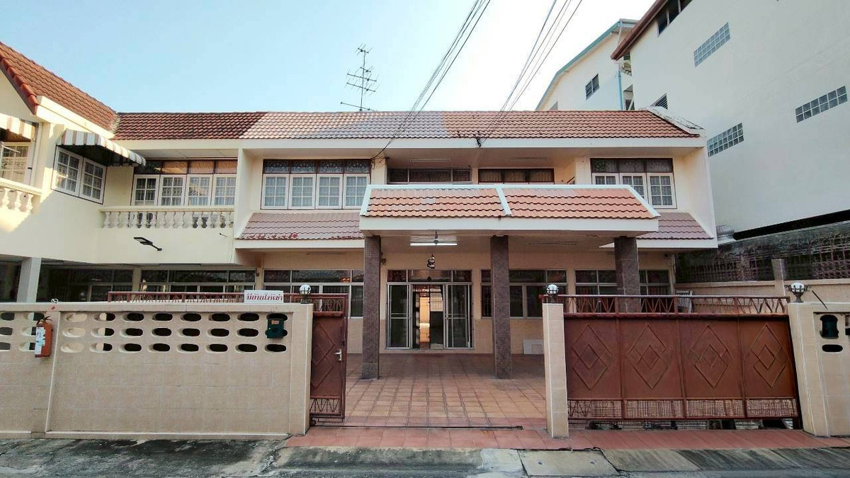 ให้เช่าทาวน์โฮมปิ่นเกล้า จรัญสนิทวงศ์ :  ให้เช่าทาวน์โฮม 2 หลังทะลุกัน – หลังใหญ่พิเศษ ใกล้ BTS ท่าพระ เพียง 600 ม.  โครงการ นานะวิลล่า ซอยจรัญ 1 | พื้นที่ใช้สอยรวม 348 ตร.ม. | หน้ากว้าง 14 เมตร House for Rent – 2 Connected Townhomes | 348 SQM Usable Area | 14m Front Width  Nana Villa, Soi Char