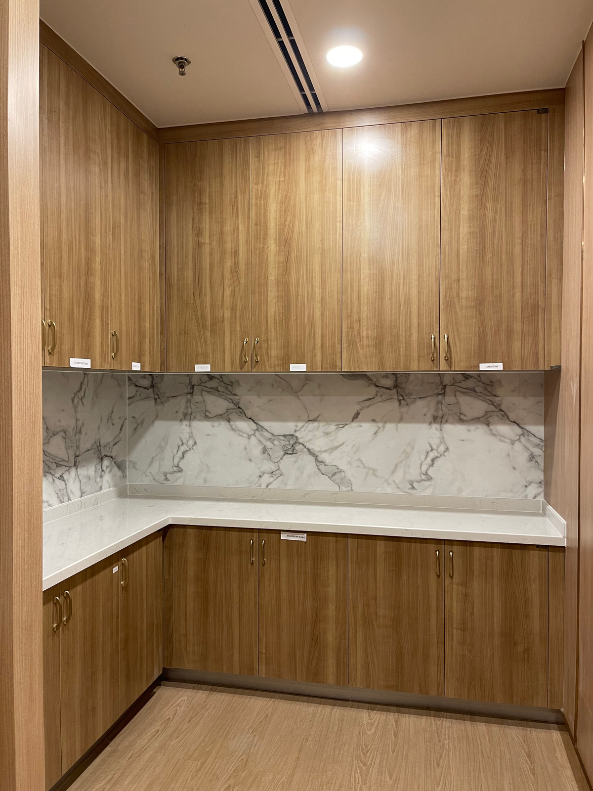 ขายสำนักงานสุขุมวิท อโศก ทองหล่อ : ขายคลินิกทำเลทอง ติด BTS เอกมัย พร้อมโฉนด