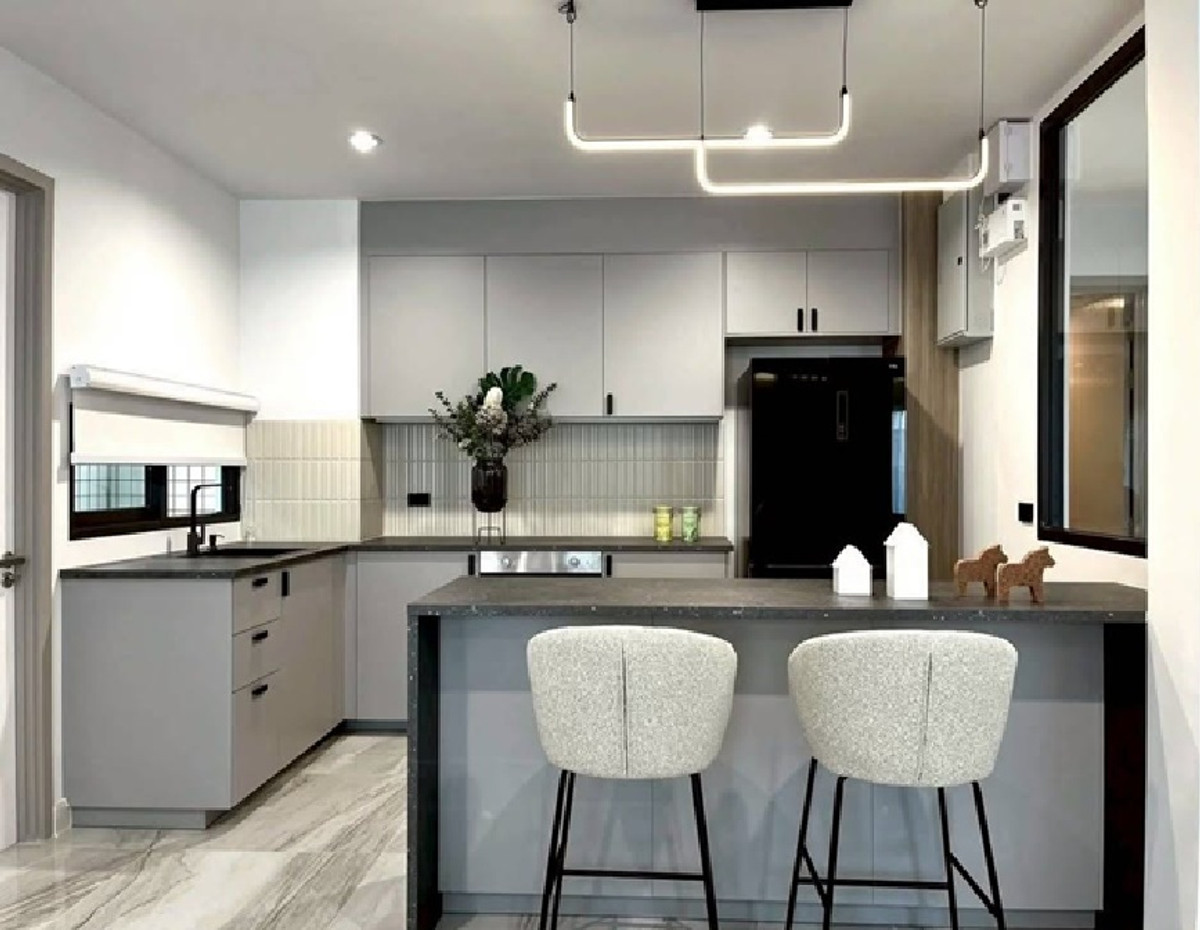 For RentHome OfficePattanakan, Srinakarin : For Rent, 8-story office building for rent, with passenger elevator in the building. Soi Srinakarin 40, not deep into the alley, parking for 14 cars, area 1000 square meters, suitable for an office, clinic, online, etc. / good location, convenient travel.