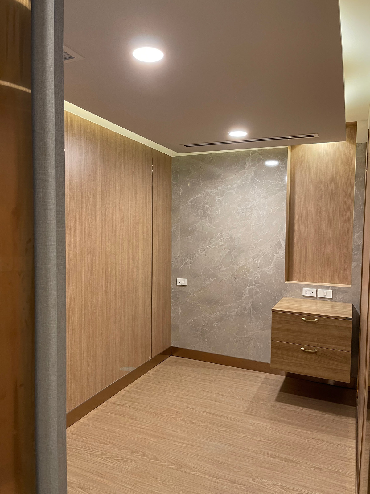 ขายสำนักงานสุขุมวิท อโศก ทองหล่อ : ขายคลินิกทำเลทอง ติด BTS เอกมัย พร้อมโฉนด 