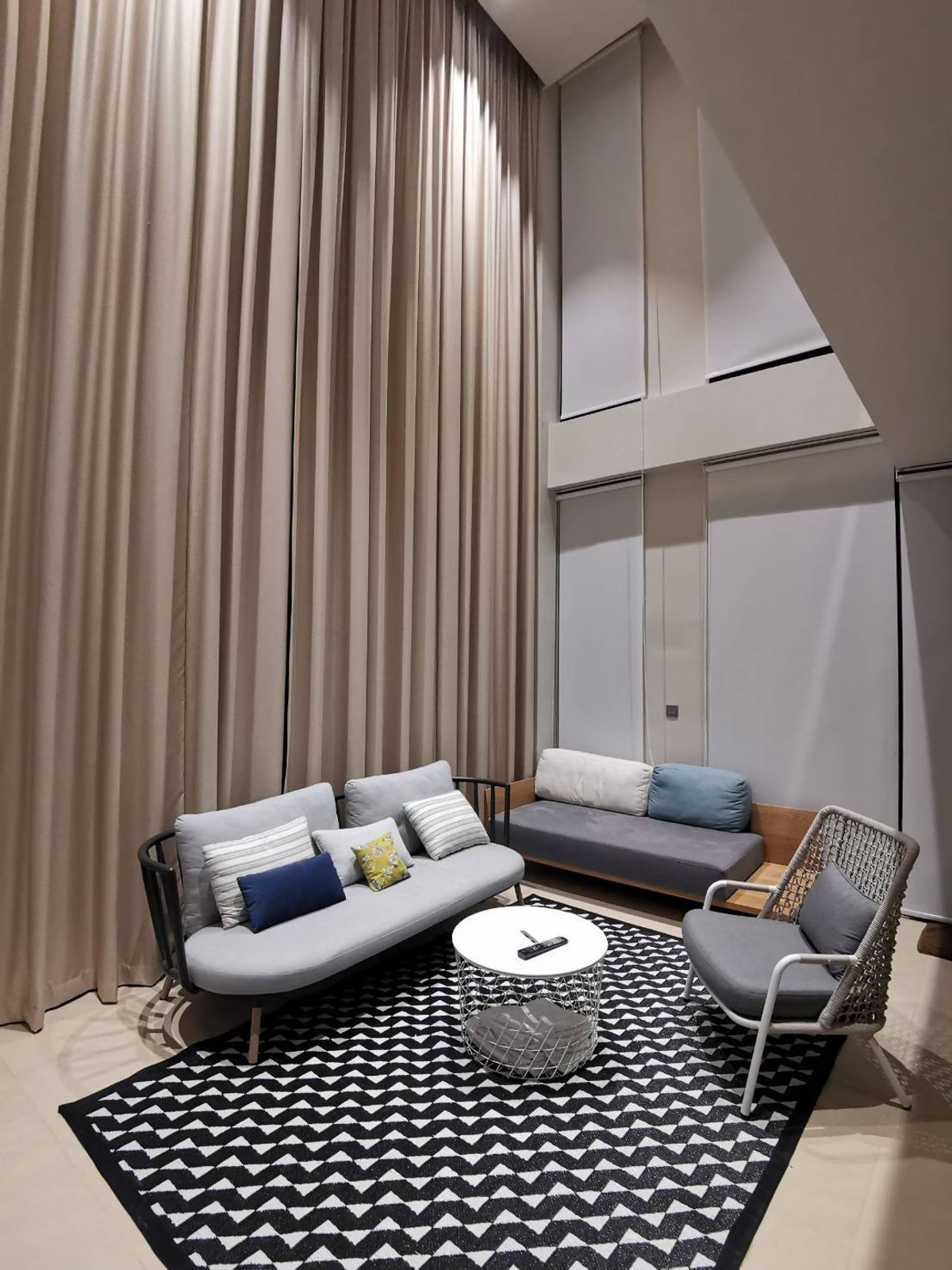 ขายคอนโดปากช่อง เขาใหญ่ : คอนโด swanlake khao yai , duplex unit 136 sqm.  ตำแหน่งวิวสวยที่สุด ท่ามกลางทะเลสาบ และขุนเขา  2 นอน 2 น้ำ  double volume ceiling.  