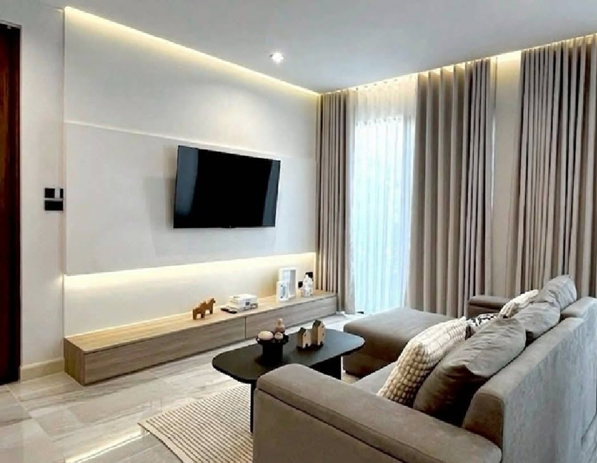 For RentHome OfficePattanakan, Srinakarin : For Rent, 8-story office building for rent, with passenger elevator in the building. Soi Srinakarin 40, not deep into the alley, parking for 14 cars, area 1000 square meters, suitable for an office, clinic, online, etc. / good location, convenient travel.