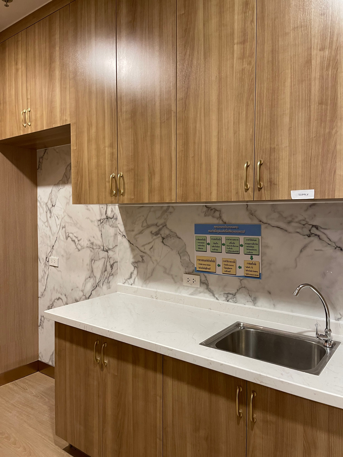 ขายสำนักงานสุขุมวิท อโศก ทองหล่อ : ขายคลินิกทำเลทอง ติด BTS เอกมัย พร้อมโฉนด 