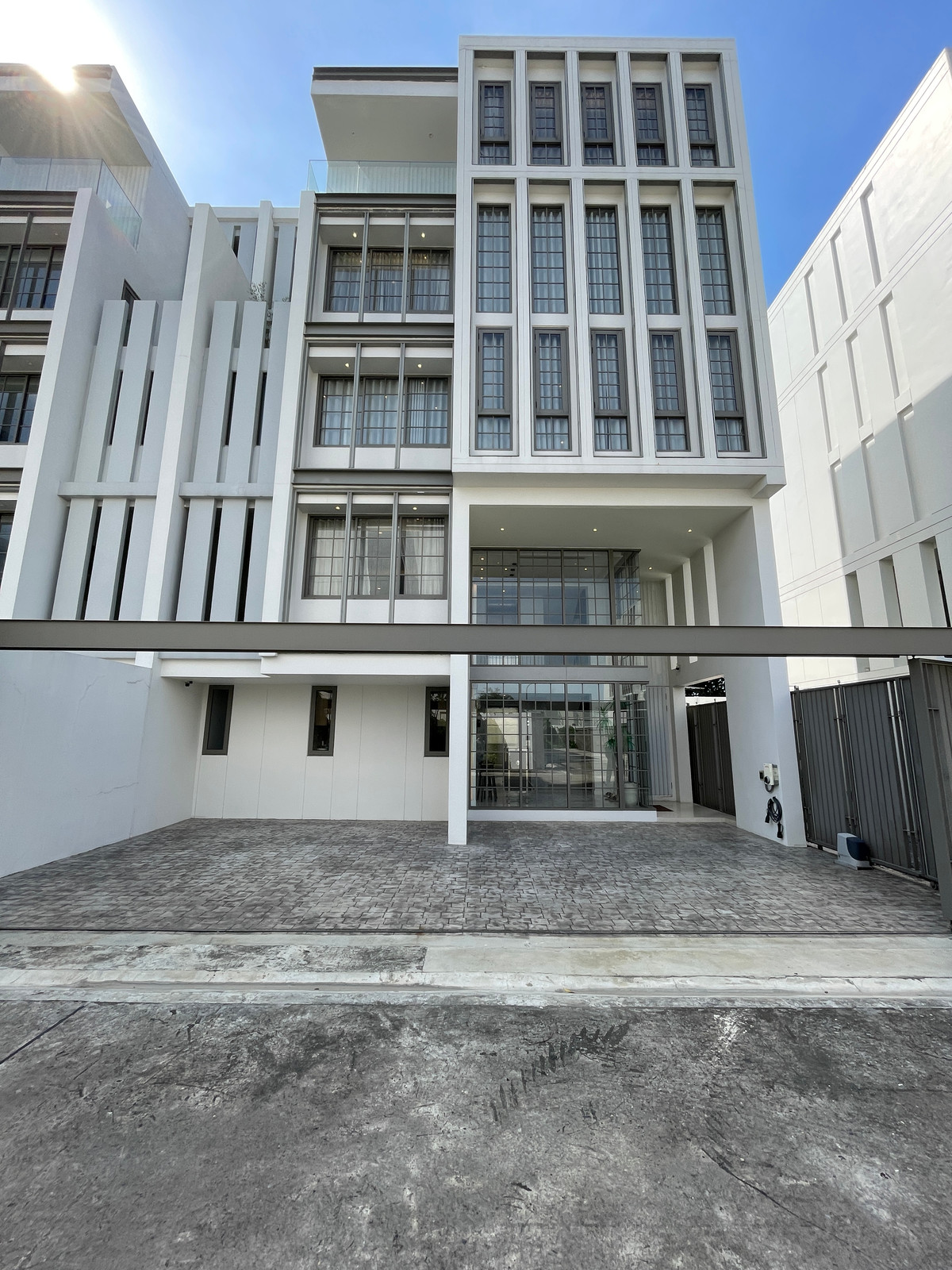 ขายเกษตร นวมินทร์ ลาดปลาเค้า : ขายบ้านแฝด Luxury 3 ชั้น + ชั้นลอย พร้อมลิฟต์ส่วนตัว Baan U Charoen Eastville – หลังใหญ่พิเศษ ใจกลางเลียบด่วน เอกสิทธิ์เพียง 28 ครอบครัว