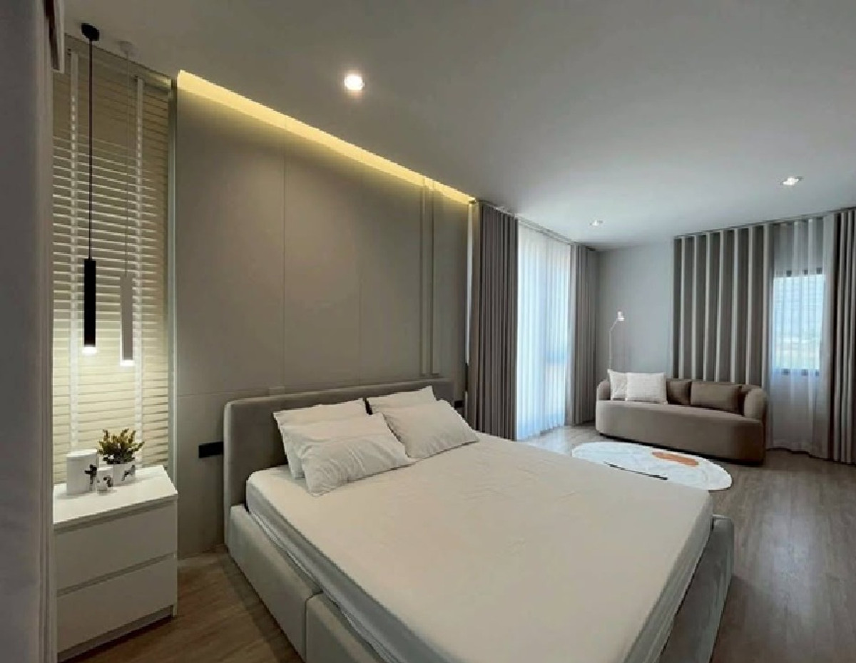 For RentHome OfficePattanakan, Srinakarin : For Rent, 8-story office building for rent, with passenger elevator in the building. Soi Srinakarin 40, not deep into the alley, parking for 14 cars, area 1000 square meters, suitable for an office, clinic, online, etc. / good location, convenient travel.