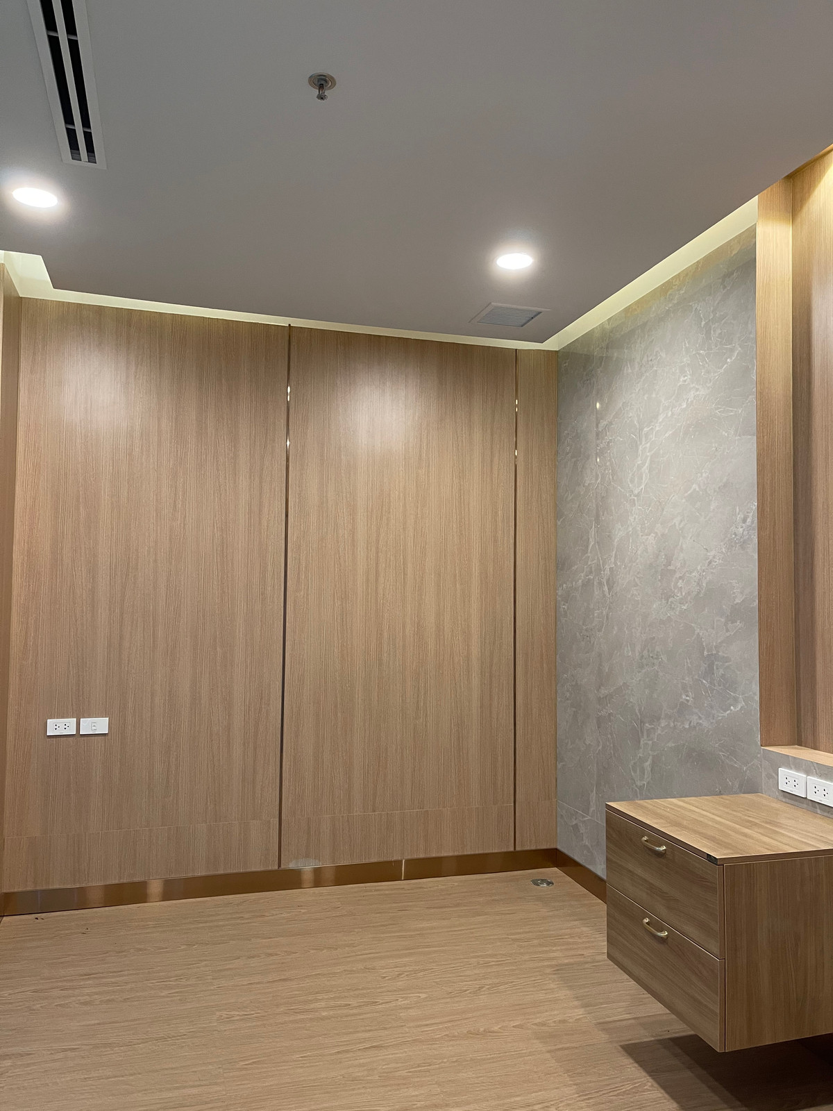 ขายสำนักงานสุขุมวิท อโศก ทองหล่อ : ขายคลินิกทำเลทอง ติด BTS เอกมัย พร้อมโฉนด