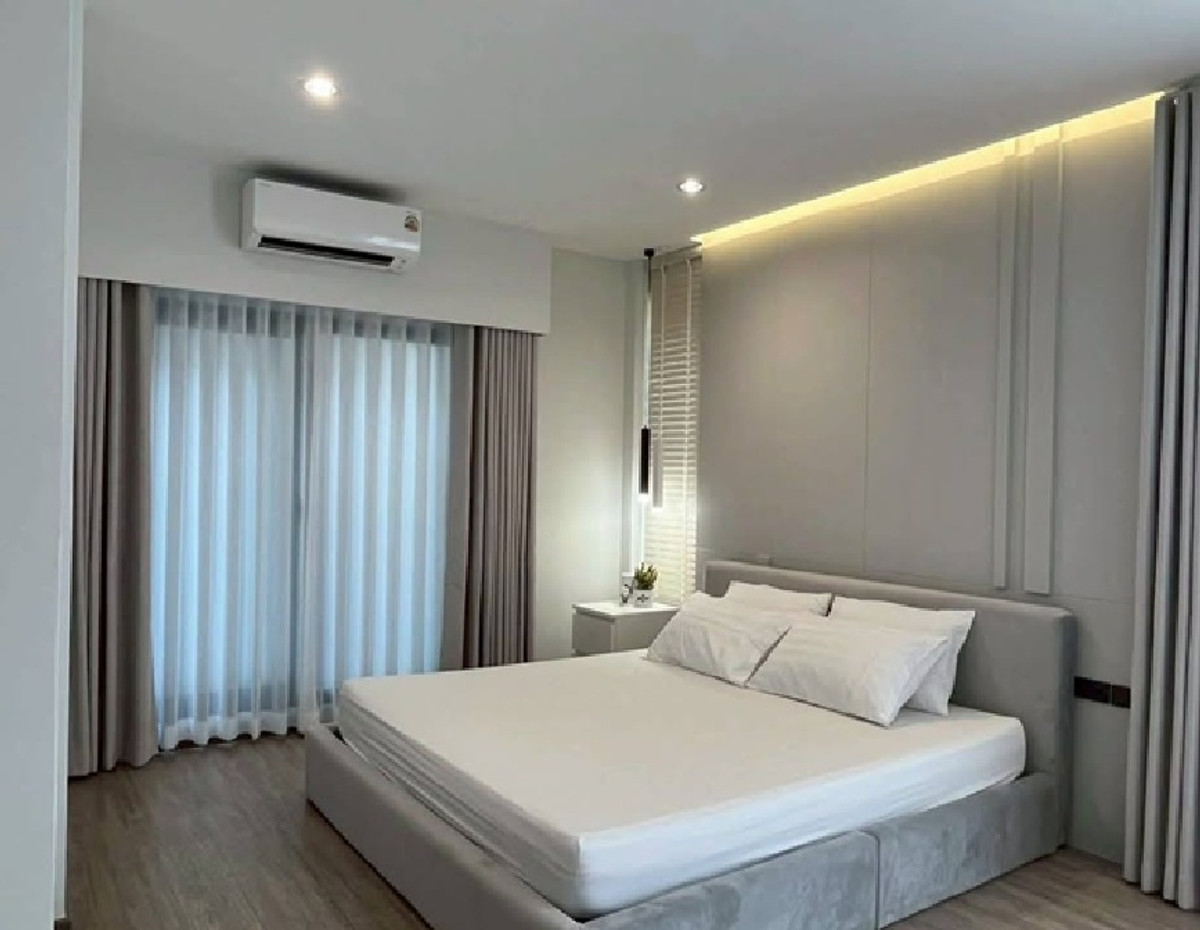 For RentHome OfficePattanakan, Srinakarin : For Rent, 8-story office building for rent, with passenger elevator in the building. Soi Srinakarin 40, not deep into the alley, parking for 14 cars, area 1000 square meters, suitable for an office, clinic, online, etc. / good location, convenient travel.