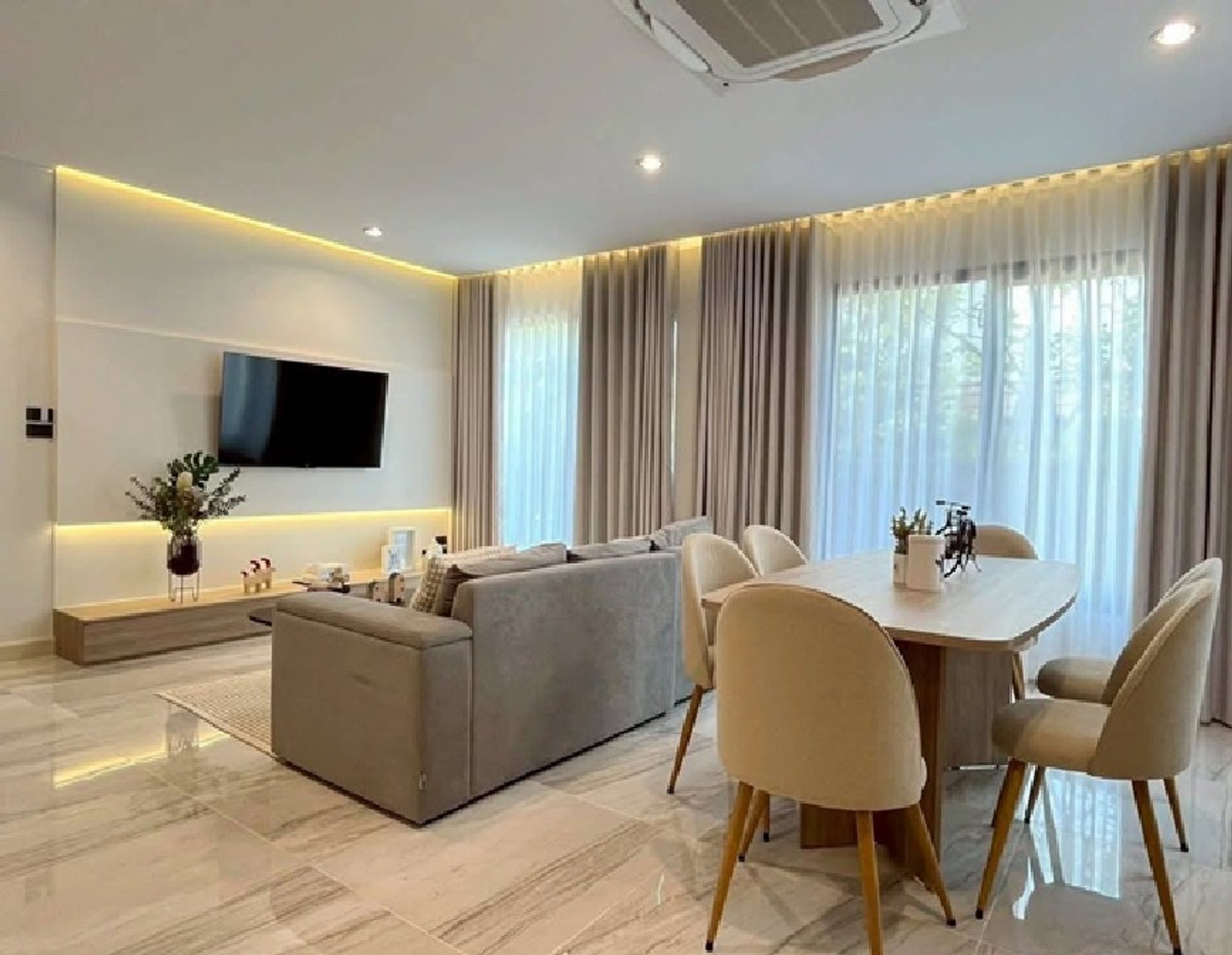 For RentHome OfficePattanakan, Srinakarin : For Rent, 8-story office building for rent, with passenger elevator in the building. Soi Srinakarin 40, not deep into the alley, parking for 14 cars, area 1000 square meters, suitable for an office, clinic, online, etc. / good location, convenient travel.