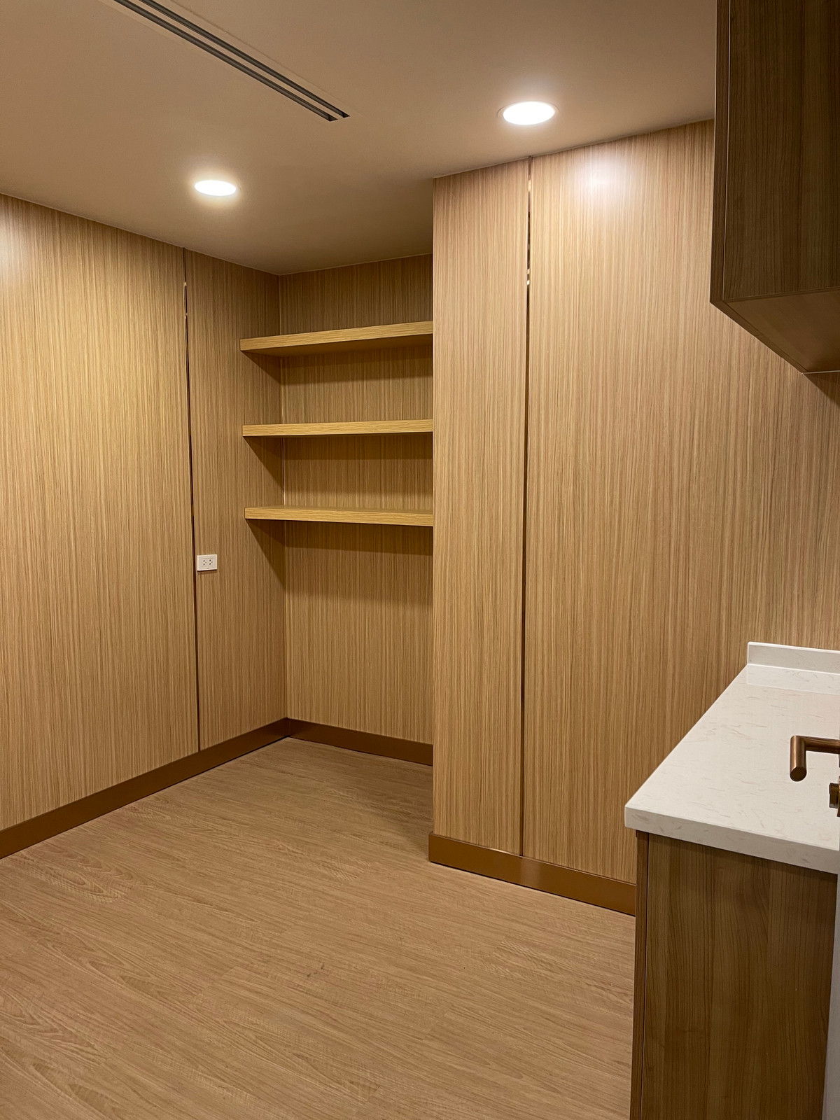 ขายสำนักงานสุขุมวิท อโศก ทองหล่อ : ขายคลินิกทำเลทอง ติด BTS เอกมัย พร้อมโฉนด