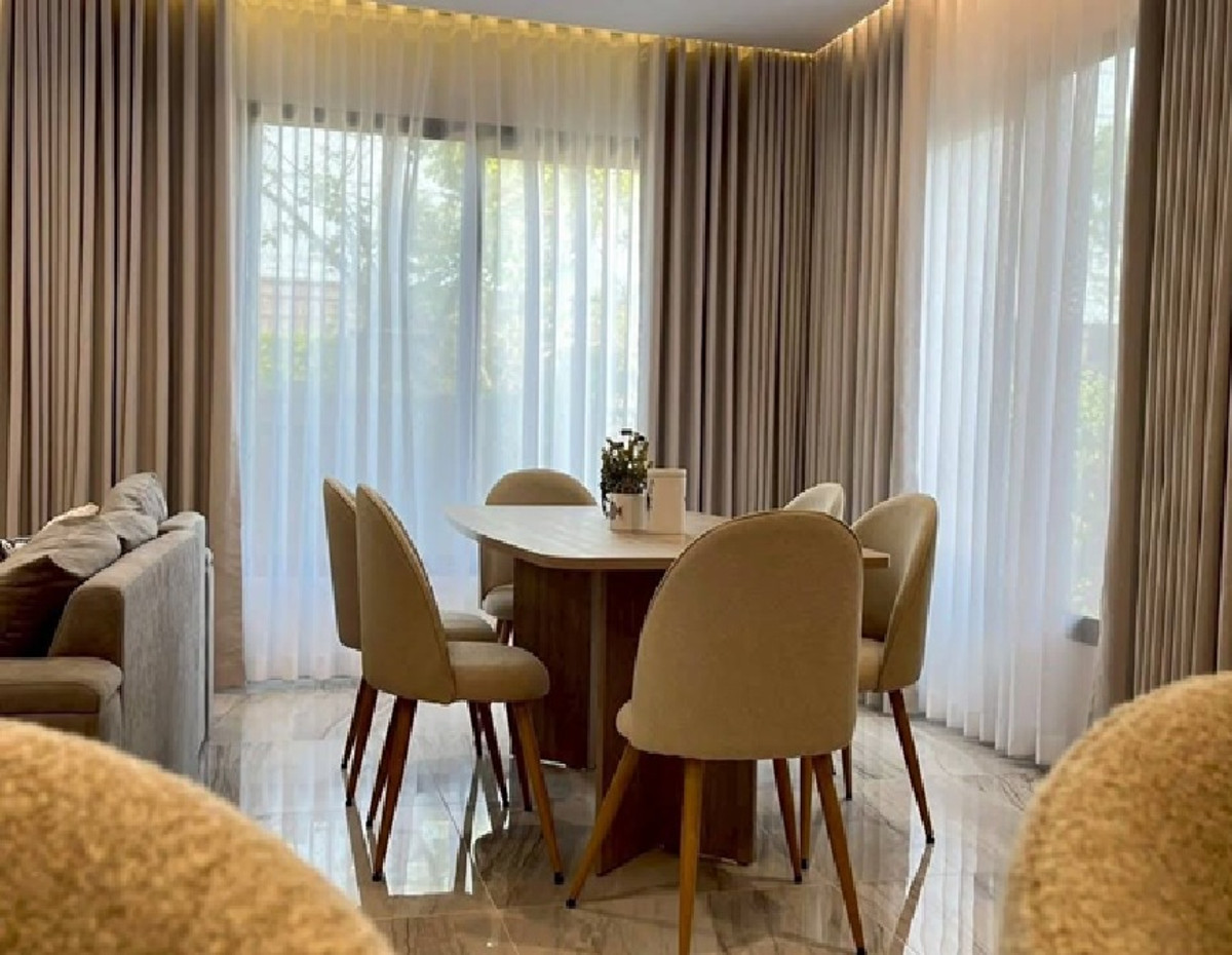 For RentHome OfficePattanakan, Srinakarin : For Rent, 8-story office building for rent, with passenger elevator in the building. Soi Srinakarin 40, not deep into the alley, parking for 14 cars, area 1000 square meters, suitable for an office, clinic, online, etc. / good location, convenient travel.