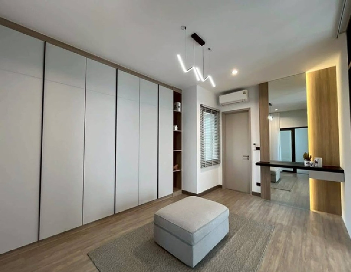 For RentHome OfficePattanakan, Srinakarin : For Rent, 8-story office building for rent, with passenger elevator in the building. Soi Srinakarin 40, not deep into the alley, parking for 14 cars, area 1000 square meters, suitable for an office, clinic, online, etc. / good location, convenient travel.