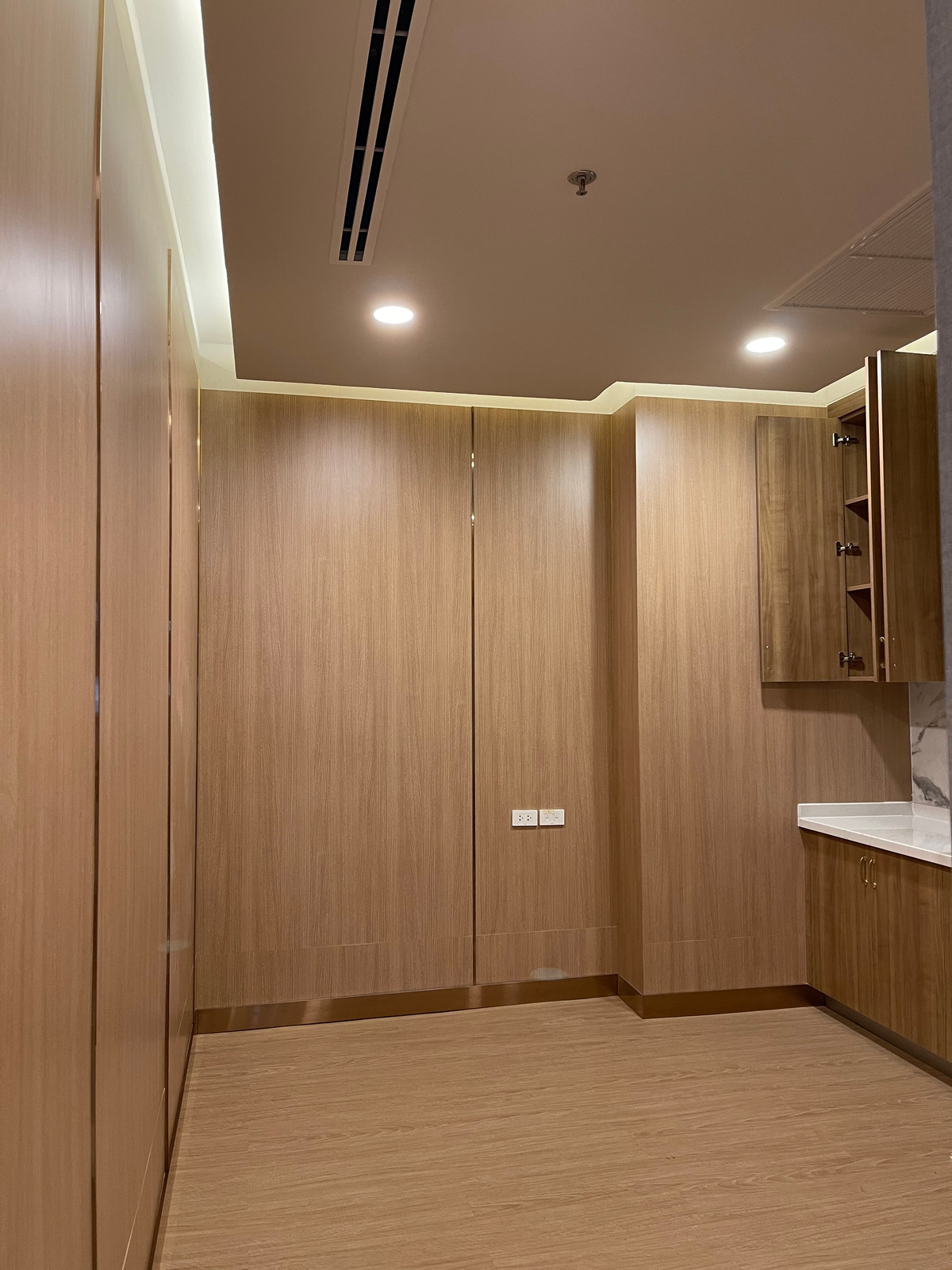 ขายสำนักงานสุขุมวิท อโศก ทองหล่อ : ขายคลินิกทำเลทอง ติด BTS เอกมัย พร้อมโฉนด 