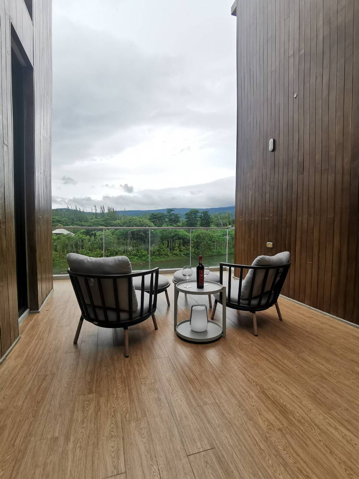 ขายคอนโดปากช่อง เขาใหญ่ : คอนโด swanlake khao yai , duplex unit 136 sqm.  ตำแหน่งวิวสวยที่สุด ท่ามกลางทะเลสาบ และขุนเขา  2 นอน 2 น้ำ  double volume ceiling.  