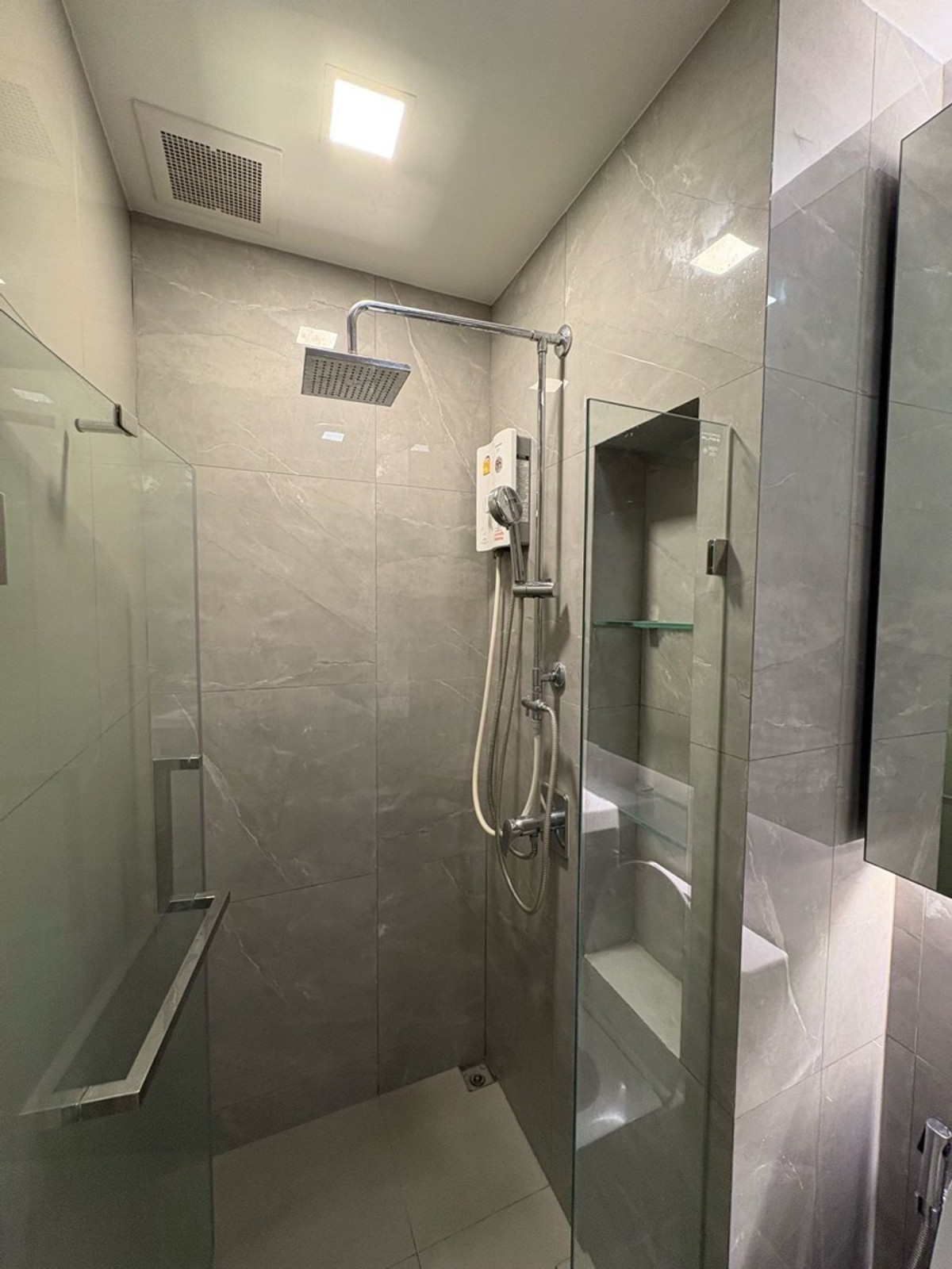 For RentCondoSapankwai,Jatujak : PFD-07495	Condo for Rent:  The Privacy Jatujak Schedule a viewing ■ Line: @propertyfinder		