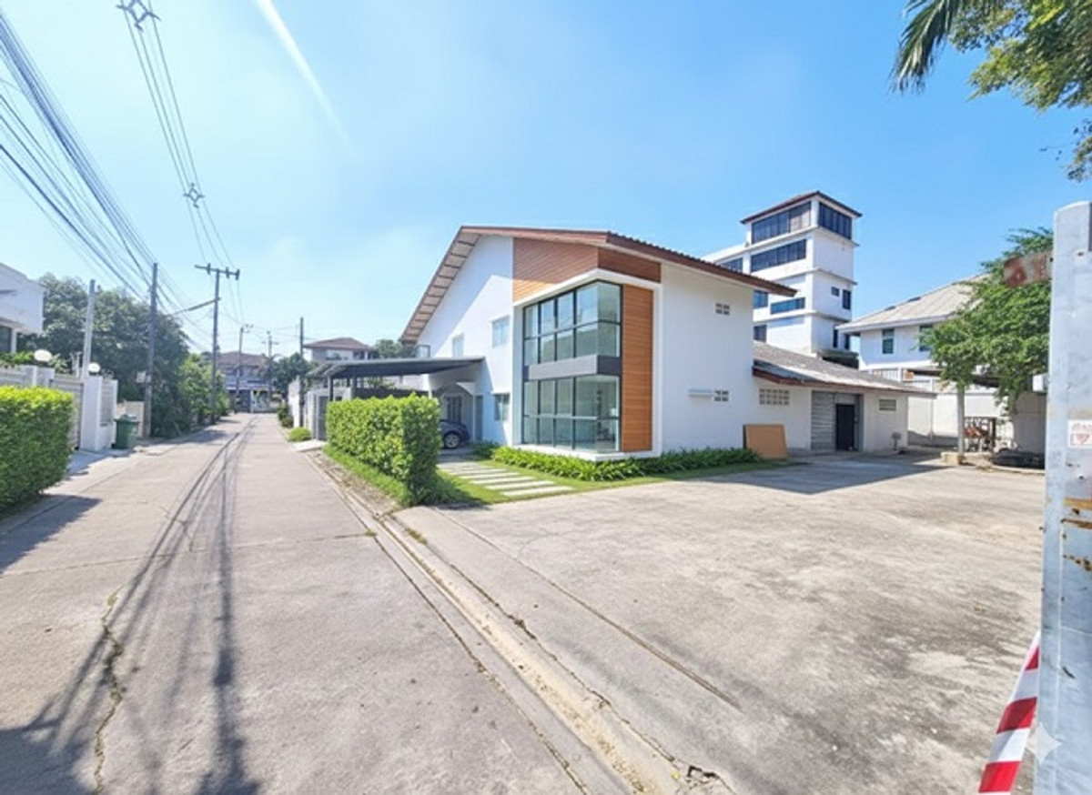 For RentWarehouseKaset Nawamin,Ladplakao : The Mall Bangkapi 2.5km. Nawamin20-28 Office Spacious warehouse 2Storeys 5bed 4bath 820sqm. MRT Ban