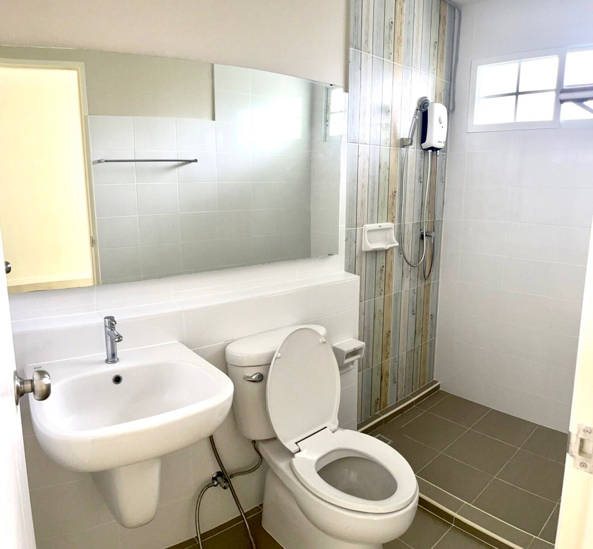 ให้เช่าทาวน์โฮมปทุมธานี รังสิต ธรรมศาสตร์ : ให้เช่า  ทาวน์เฮ้าส์ 2 ชั้น  แอร์ 1 เครื่อง 