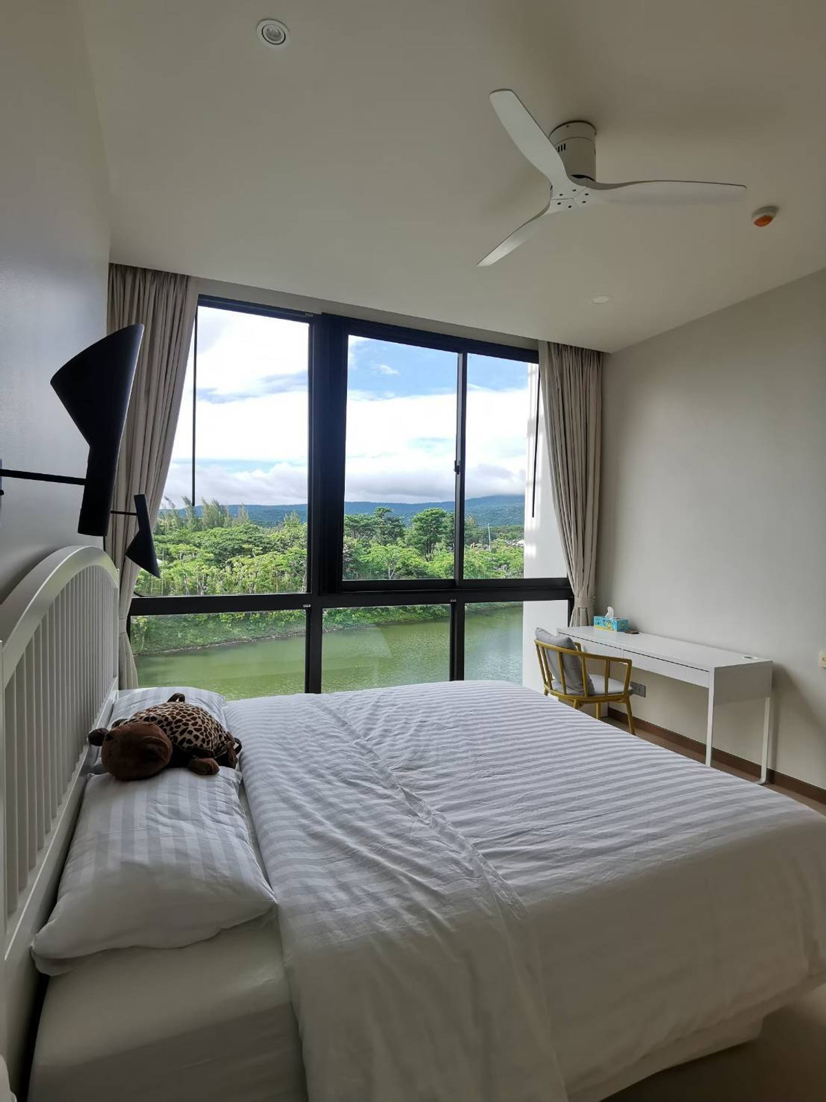 ขายคอนโดปากช่อง เขาใหญ่ : คอนโด swanlake khao yai , duplex unit 136 sqm.  ตำแหน่งวิวสวยที่สุด ท่ามกลางทะเลสาบ และขุนเขา  2 นอน 2 น้ำ  double volume ceiling.  