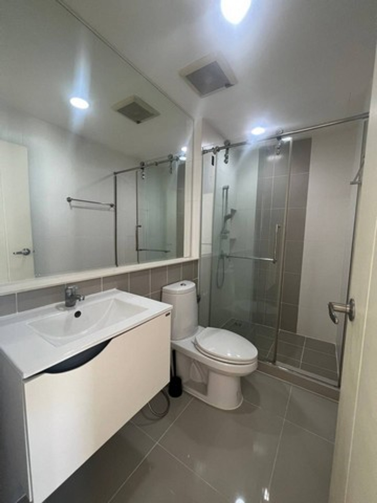 For SaleTownhomePattanakan, Srinakarin : Rama 9 house for sale, 3 floors, cheapest price in this area. Baan Klang Muang Rama 9, a project on Rama 9 Road.