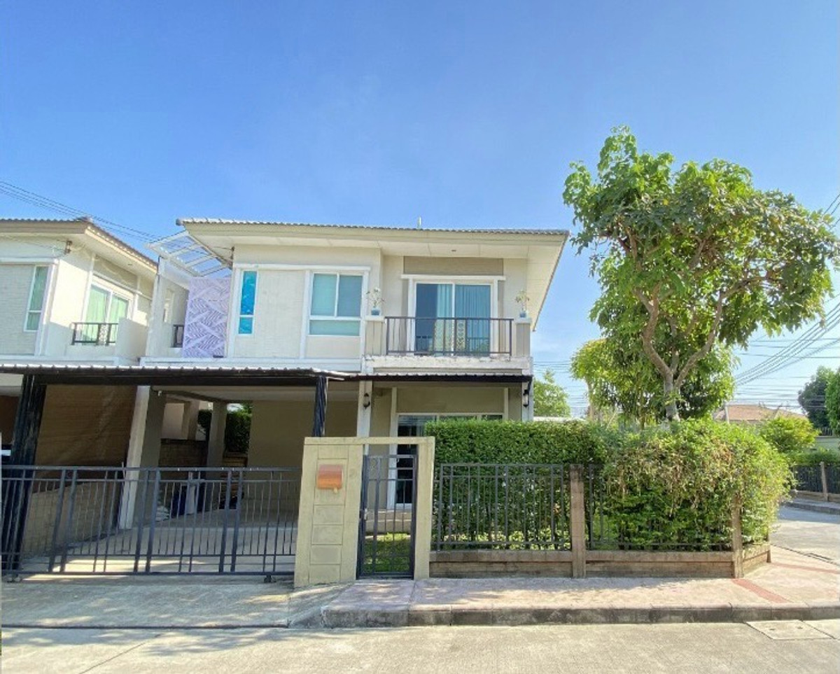 For SaleHousePattanakan, Srinakarin : 📢👇This home is located in a private, peaceful compound with excellent security. It offers convenient access to multiple routes, including Soi On Nut 39, Srinakarin Road, Soi Phatthanakan 38, and Soi Phatthanakan 44 — ideal for both comfortable living 