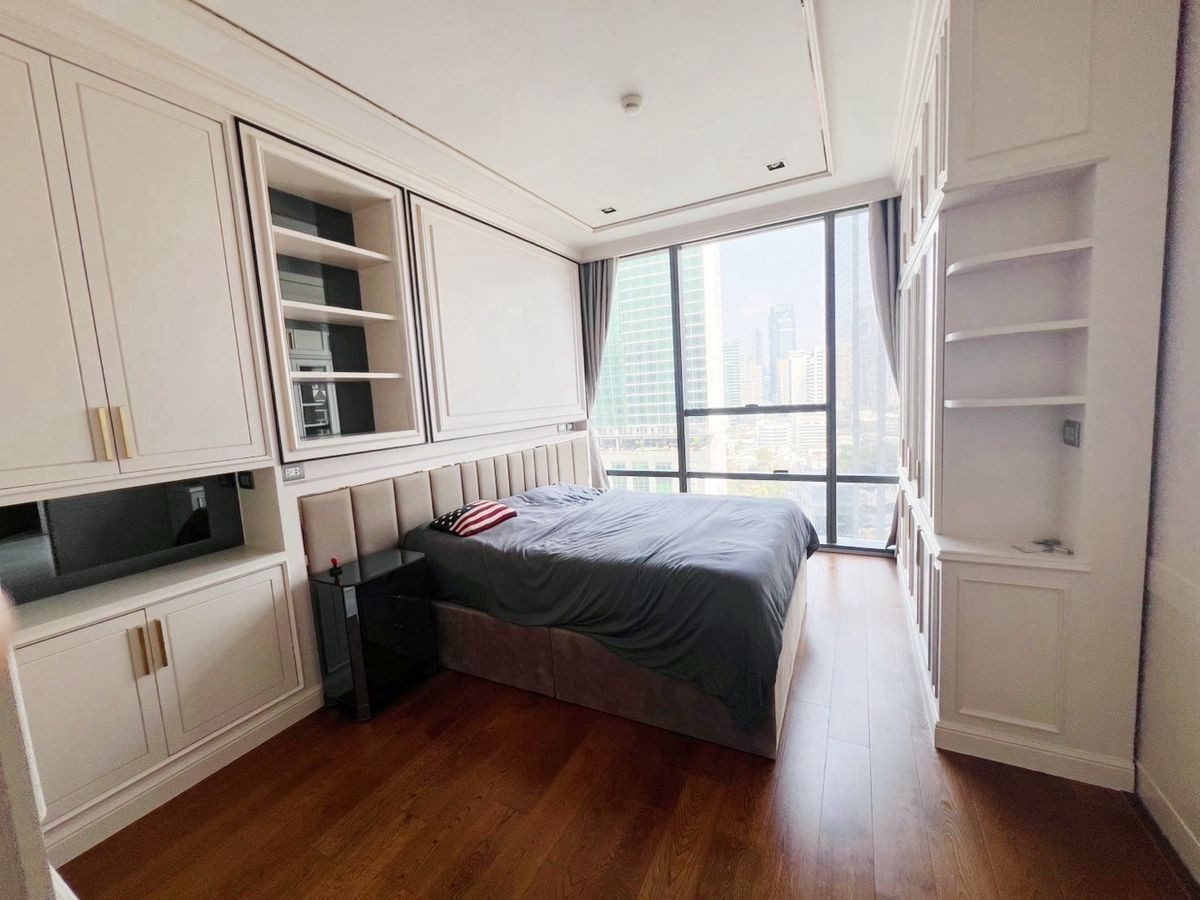 For RentCondoSathorn, Narathiwat : For rent The Bangkok Sathorn, very beautiful room, decorated in a minimalist style, luxurious, clean white tones, with an open city view, very comfortable to live in.