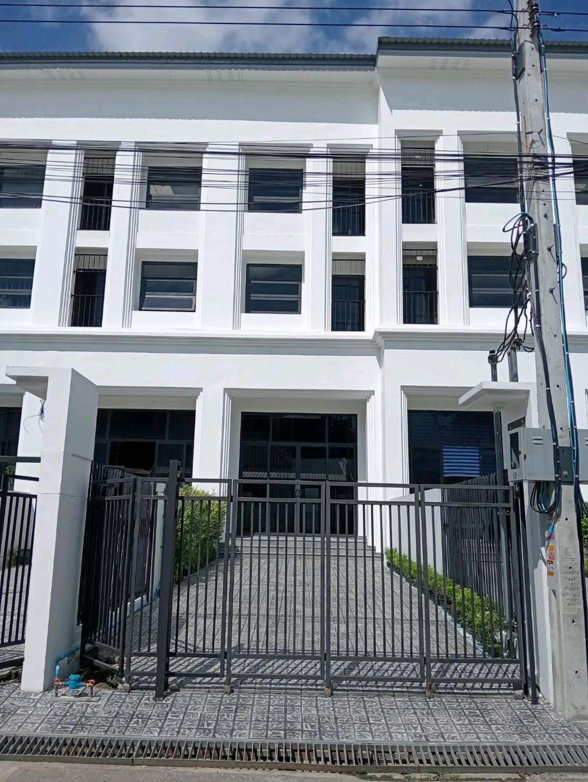 For RentHome OfficePattanakan, Srinakarin : For rent: Modern Luxury Home Office, 3.5 floors, Krungthep Kreetha 19, near Wellington Collage, Unico Golf Course.