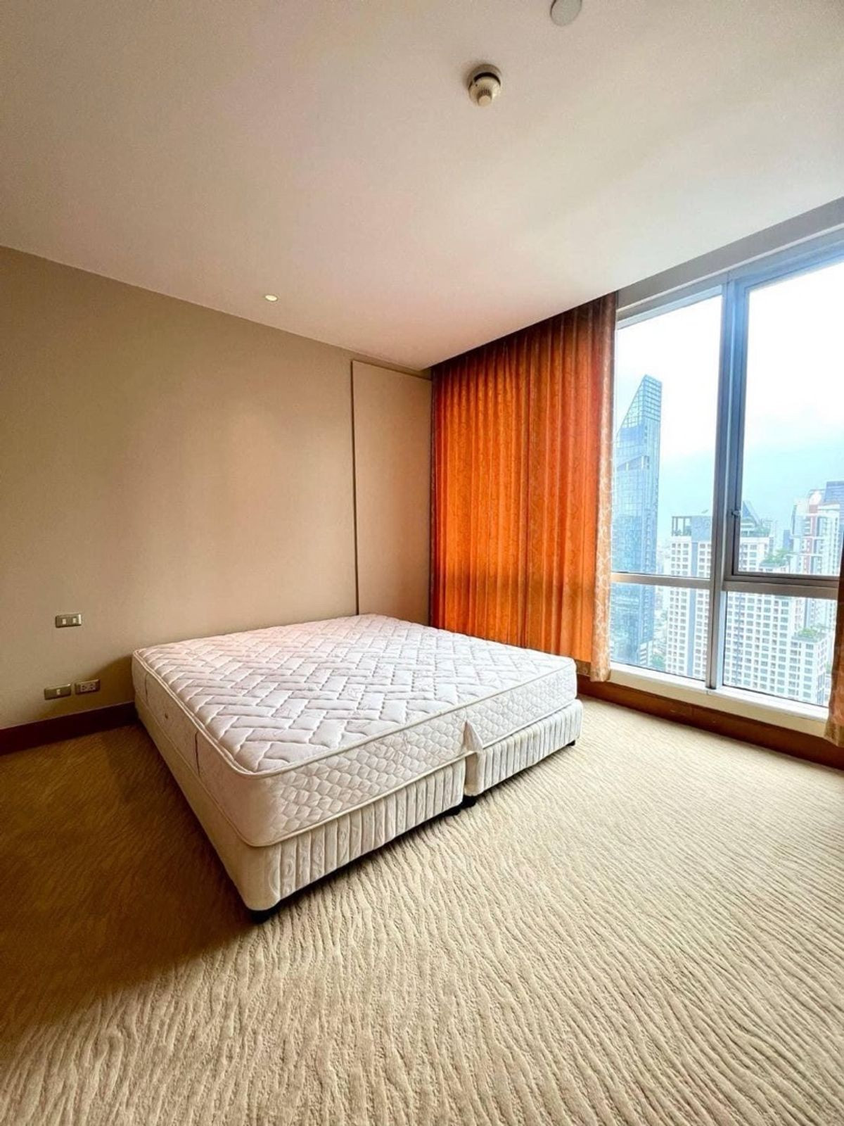 For RentCondoSathorn, Narathiwat : For rent Ascott Sathorn a very luxurious condo, high floor, beautiful room, full glass, great view of the city.