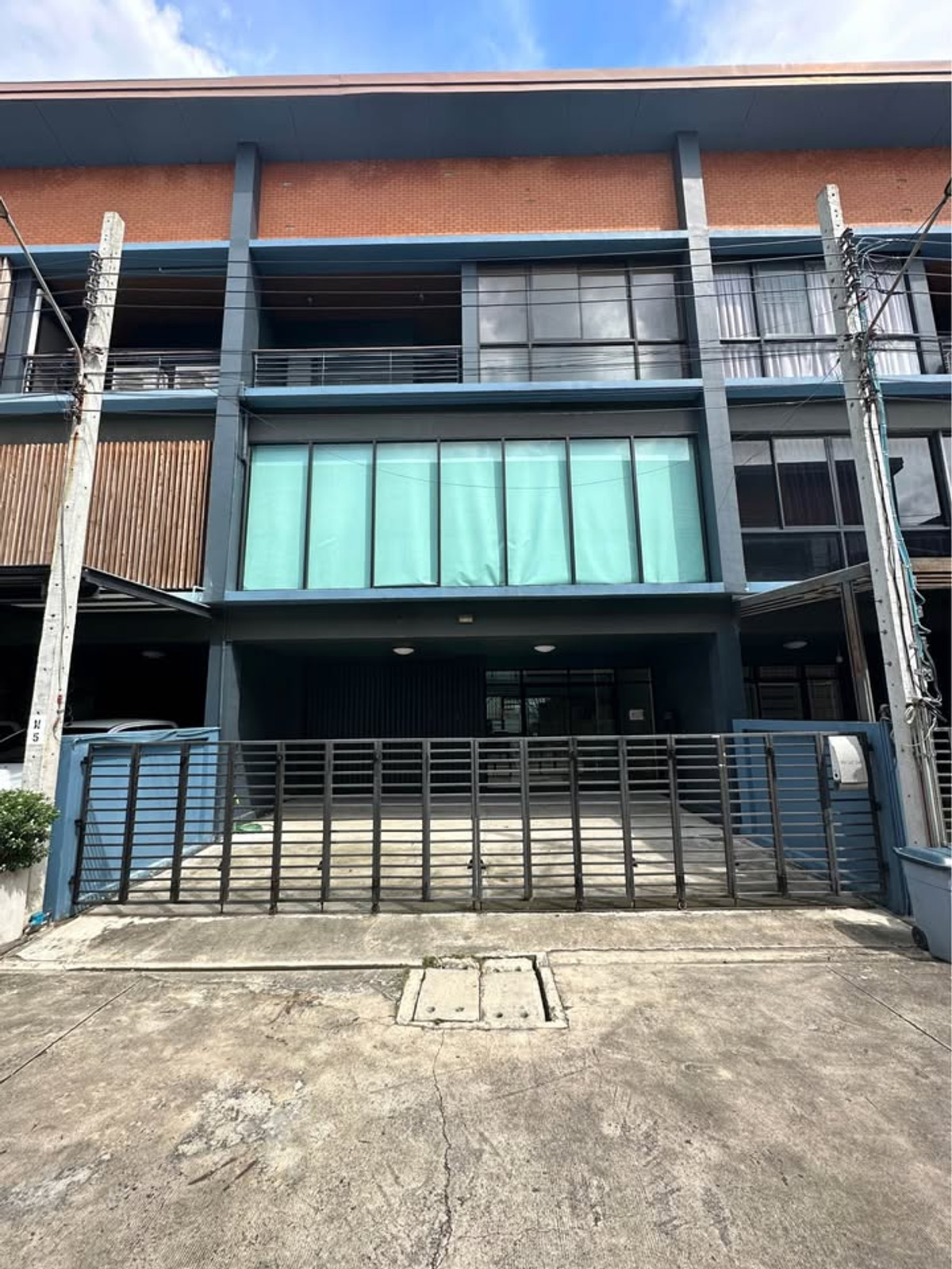 For RentTownhomeChaengwatana, Muangthong : HR3061 Home Office for rent, 3 floors, Haus 35 Village, Soi Chaengwattana 35, ready to move in. Suitable for use as a home office.