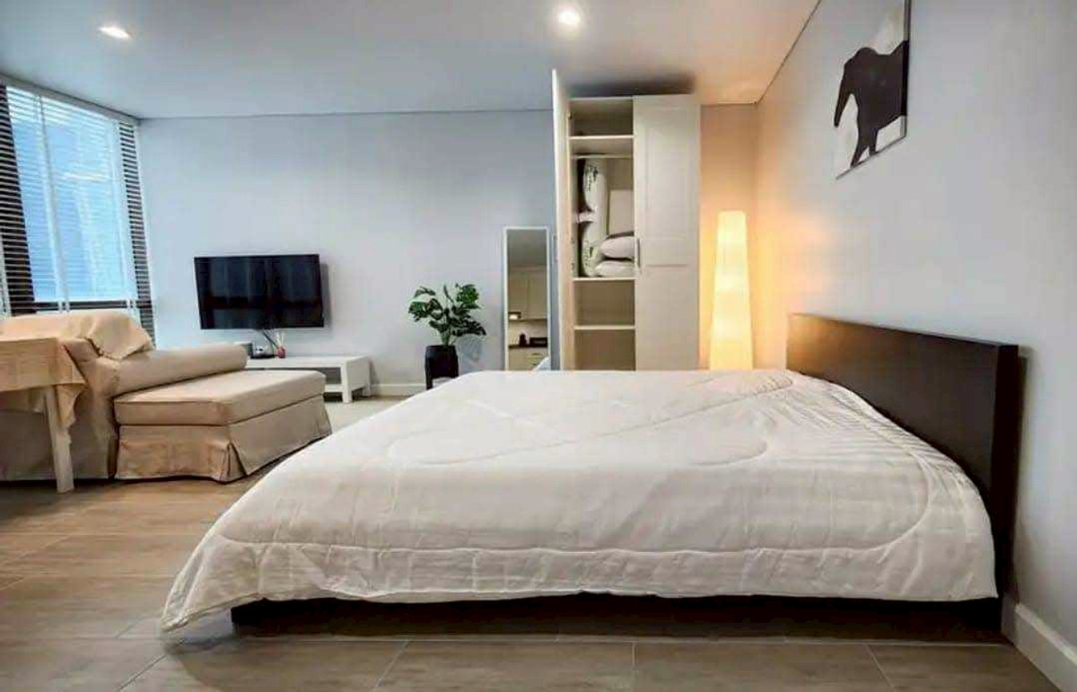 For RentCondoKhlongtoei, Kluaynamthai : ✨ Newly renovated condo with a clean, cozy tone and stunning Lumpini Park view! 🌳🏙️ Fully furnished with complete appliances, perfectly located right next to MRT Lumpini Rent: 22,000 THB/month 💥