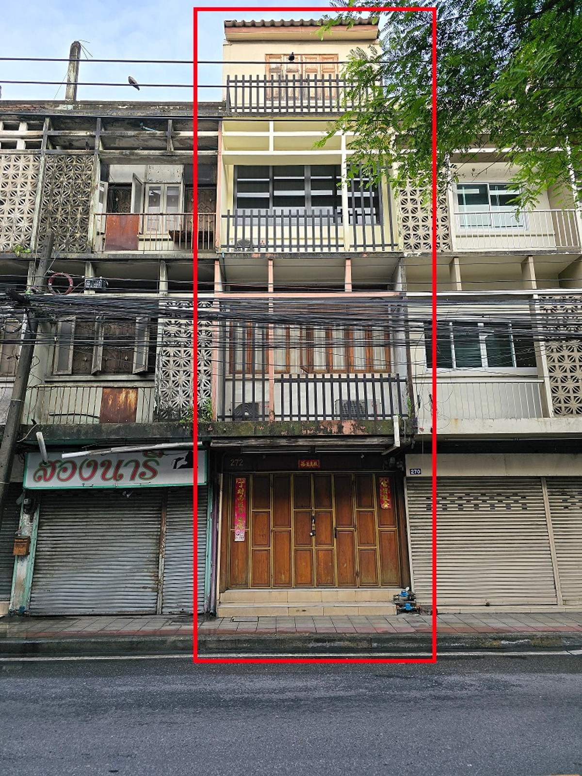 For RentShop HouseRatchadapisek, Huaikwang, Suttisan : HR3065 for sale/rent, 4-story commercial building, next to the road in Huai Khwang area. Prime business location near MRT Sutthisan