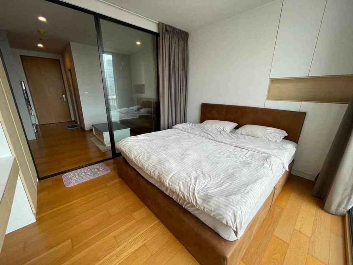 For RentCondoSathorn, Narathiwat : ✨ Modern condo in the heart of Silom with an open city view! 🏙️ Fully furnished with built-in furniture & complete electric appliances💥Rent: 20,000 THB/month 🚆 Just 150 m. from BTS Surasak