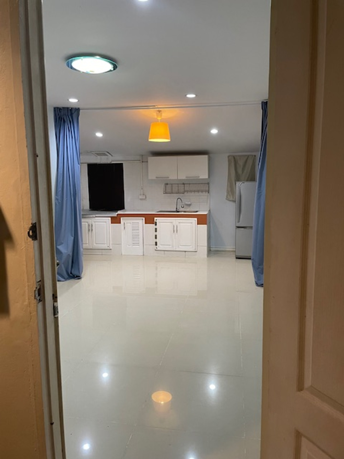 ให้เช่าบ้านขอนแก่น : ให้เช่า ห้องชุด Renovate ใหม่ ใจกลางเมืองขอนแก่น 1-2 ห้องนอน (แอร์ 2 ตัว) ที่จอดรถส่วนตัว 