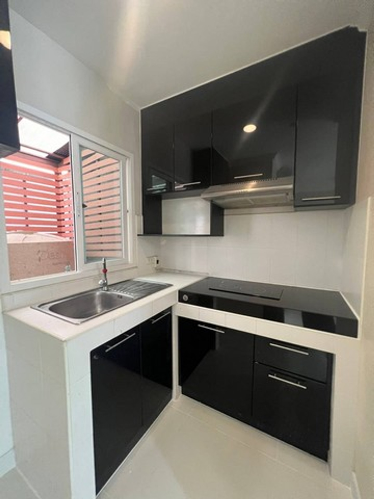 For SaleTownhomePattanakan, Srinakarin : Rama 9 house for sale, 3 floors, cheapest price in this area. Baan Klang Muang Rama 9, a project on Rama 9 Road.