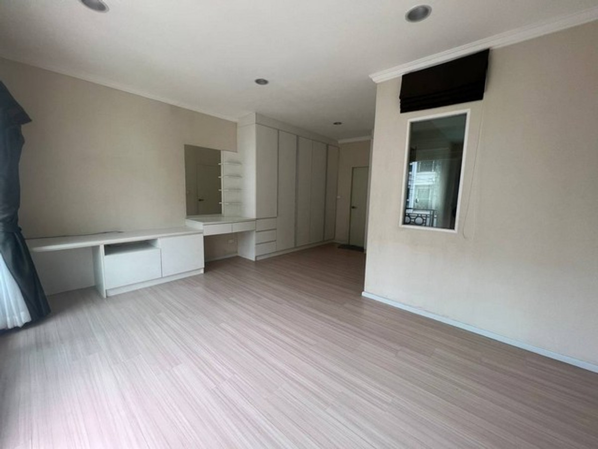 For SaleTownhomePattanakan, Srinakarin : Rama 9 house for sale, 3 floors, cheapest price in this area. Baan Klang Muang Rama 9, a project on Rama 9 Road.