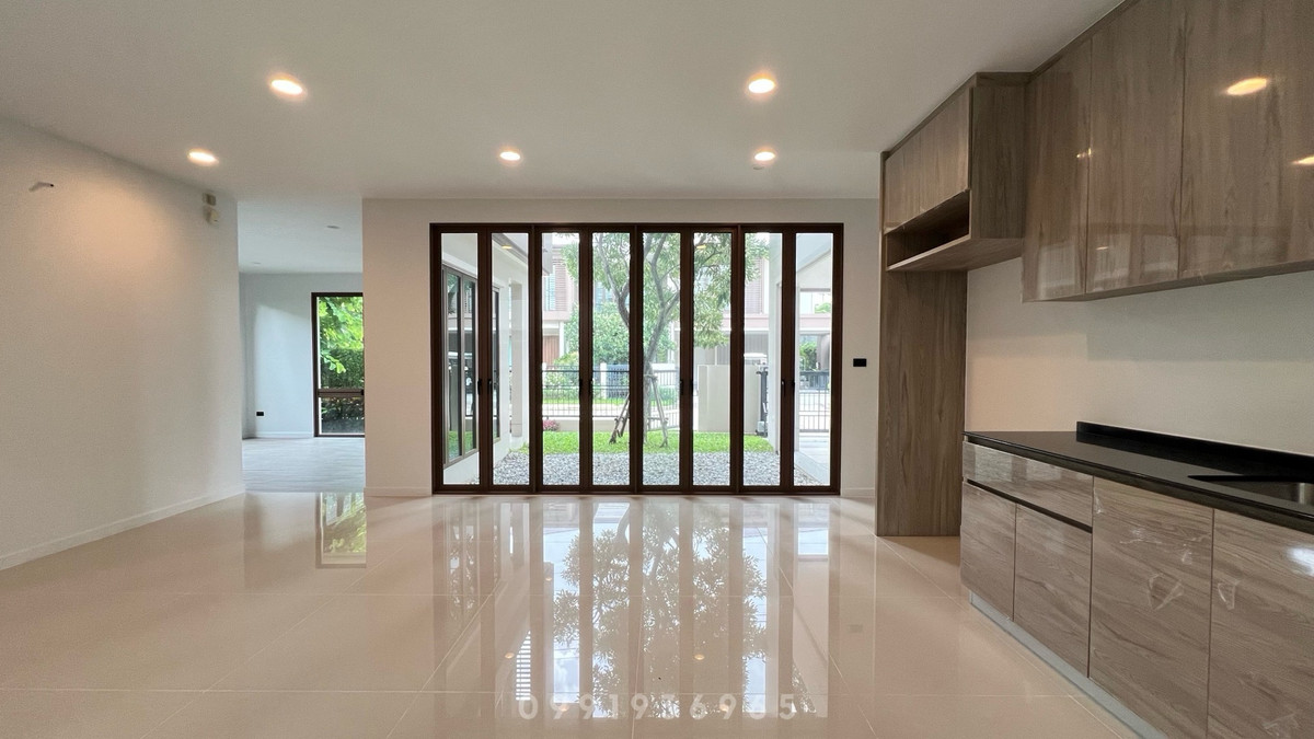 For SaleHousePattanakan, Srinakarin : Very new house for sale, Burasiri Krungthep Kreetha, large house.