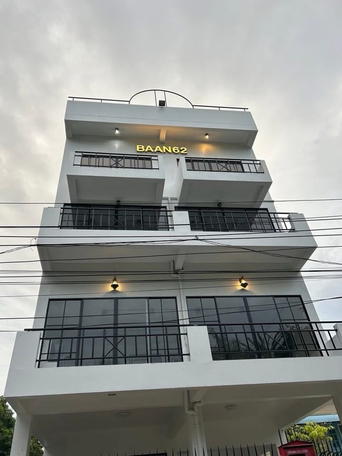 For RentShop HouseSukhumvit, Asoke, Thonglor : 💞Building house next to Sukhumvit 62 Expressway for rent, 11 bedrooms, usable area 500 sq m, parking for 3-4 cars, complete with furniture + electrical appliances✨