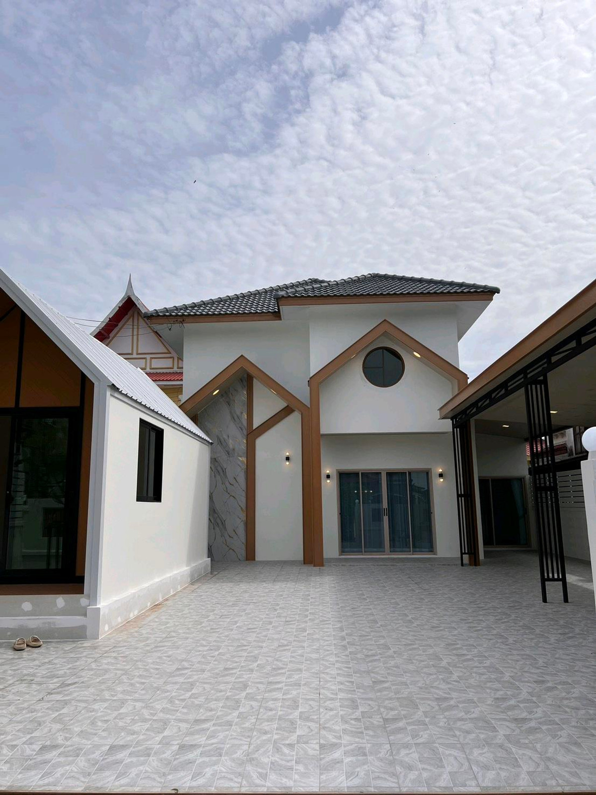 For SaleHouseNawamin, Ramindra : 2-story detached house, KC Garden Home Village, Nimitmai 40, Suvarnabhumi Airport. Minburi BTS Station 2 lines, Sarasart Nimitmai School Fashion Island Department Store, Promenade, Amorini Lotus, Makro, Big C, Minburi Provincial Court government office.