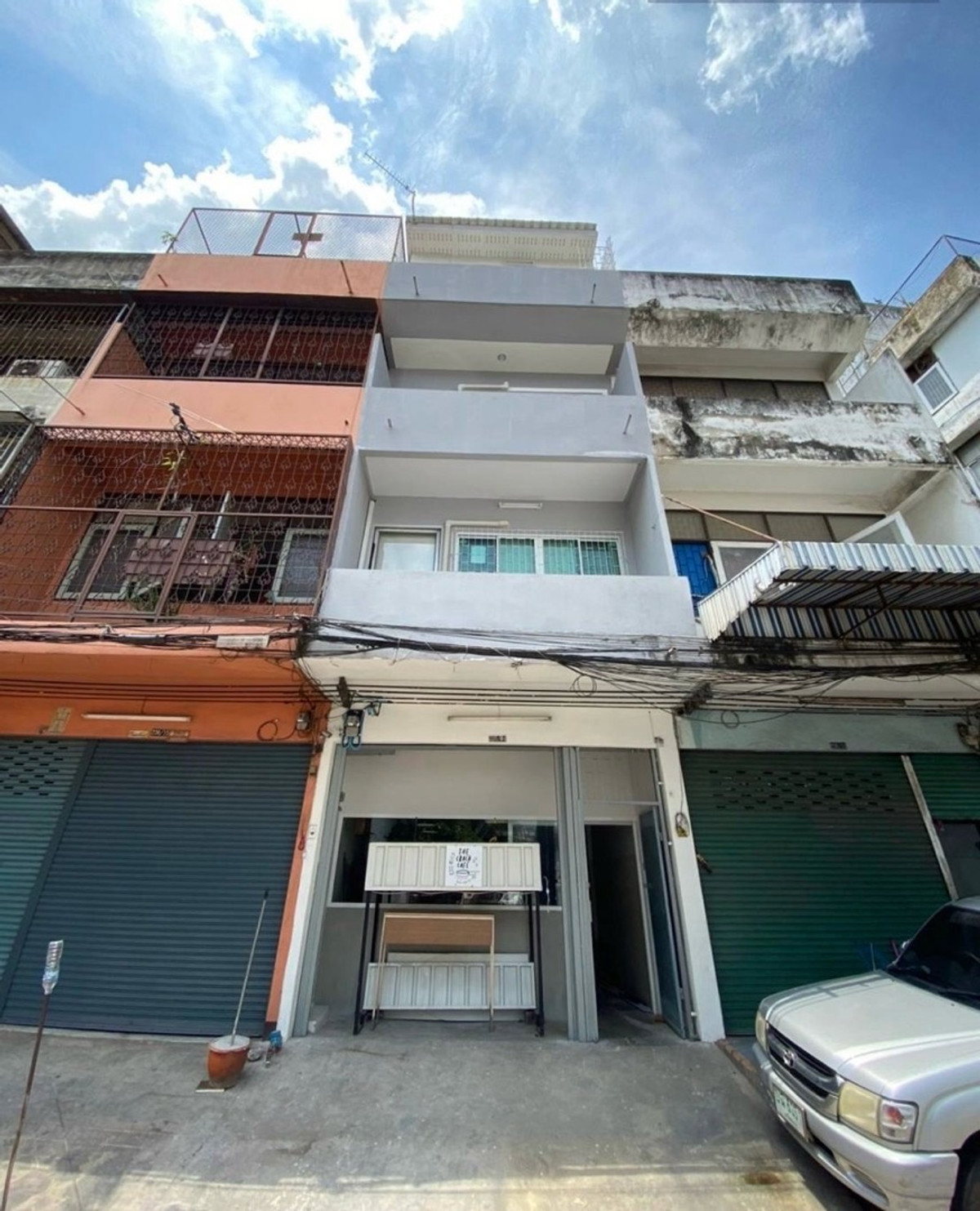 For RentShop HousePinklao, Charansanitwong : Commercial building for rent, Charansanitwong zone, near MRT Fai Chai, only 3 minutes.