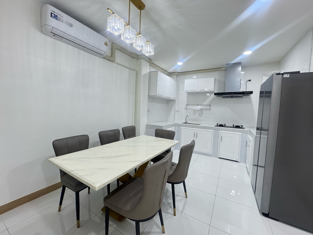 ให้เช่าทาวน์โฮมรัชดา ห้วยขวาง : 🌈ทาวเฮ้าส์2ชั้น รัชดา18 ห้วยขวาง บ้านใหม่ เฟอร์นิเจอร์ครบครัน เพิ่งรีโนเวทเสร็จ  ใกล้พระราม9 เหม่งจ๋าย ลาดพร้าว สุธิสาร5ห้องนอน 2ห้องน้ำ  ☀️