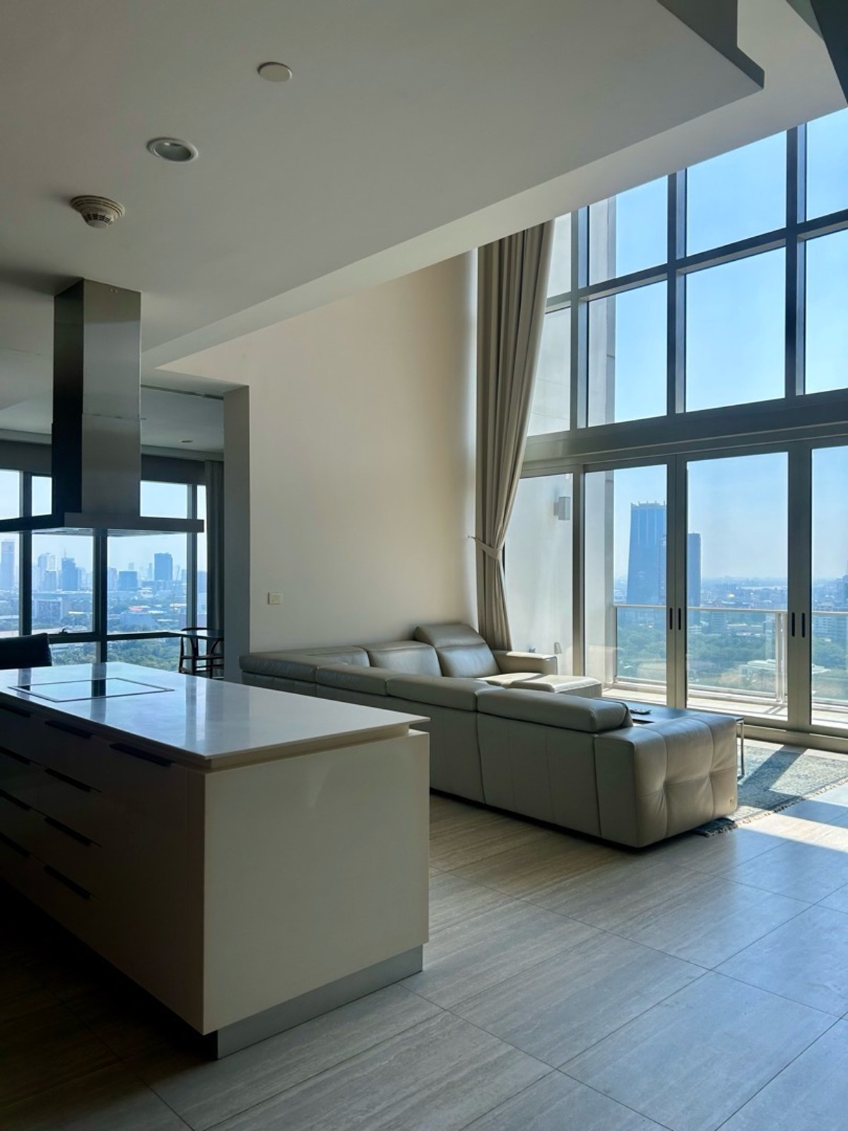 ให้เช่าคอนโดวิทยุ ชิดลม หลังสวน : LUXULY 5 BEDROOM  UNIT At RAJADAMRI FOR RENT