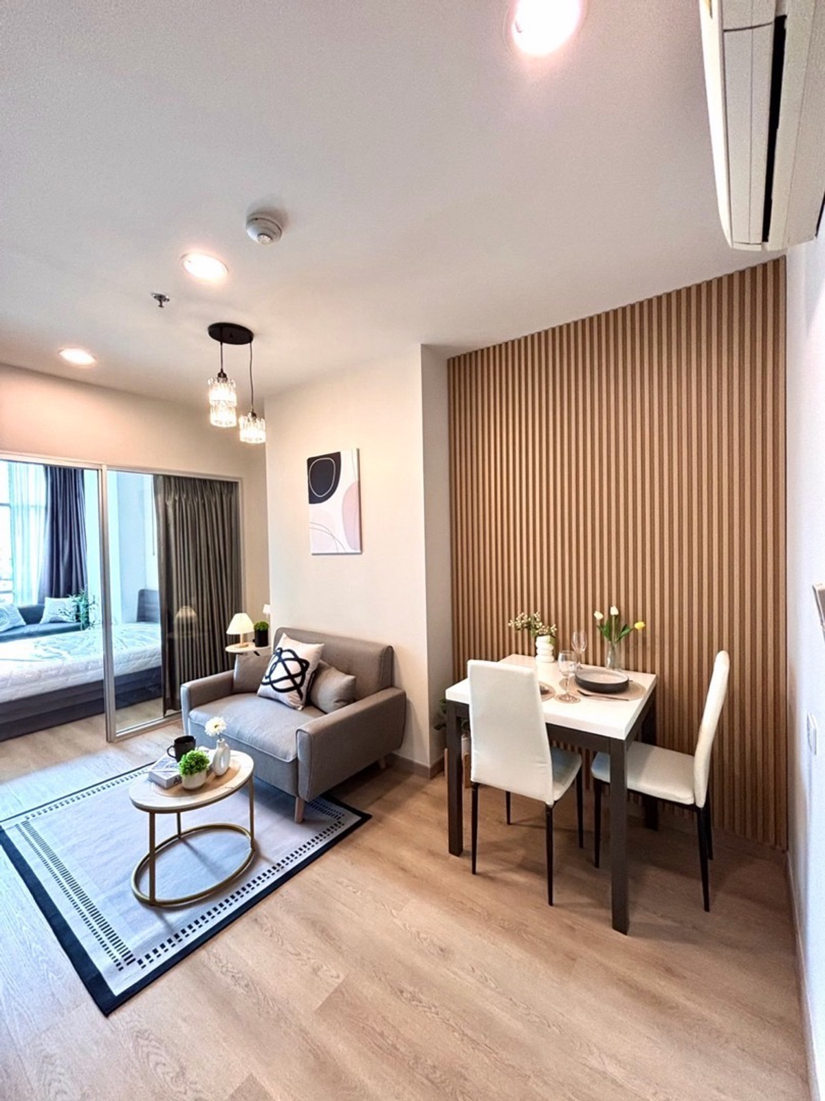 ขายคอนโดสาทร นราธิวาส : 📢👇  ห้องสวย ไม่เคยปล่อยเช่าใจกลางสาทร พร้อมดีไซน์โมเดิร์น ฟังก์ชันใช้สอยลงตัว ตั้งอยู่ในทำเลที่เป็นที่ต้องการมากที่สุดของสาทร เหมาะทั้งสำหรับอยู่อาศัยในเมืองหรือการลงทุน เพราะมีความต้องการเช่าสูง