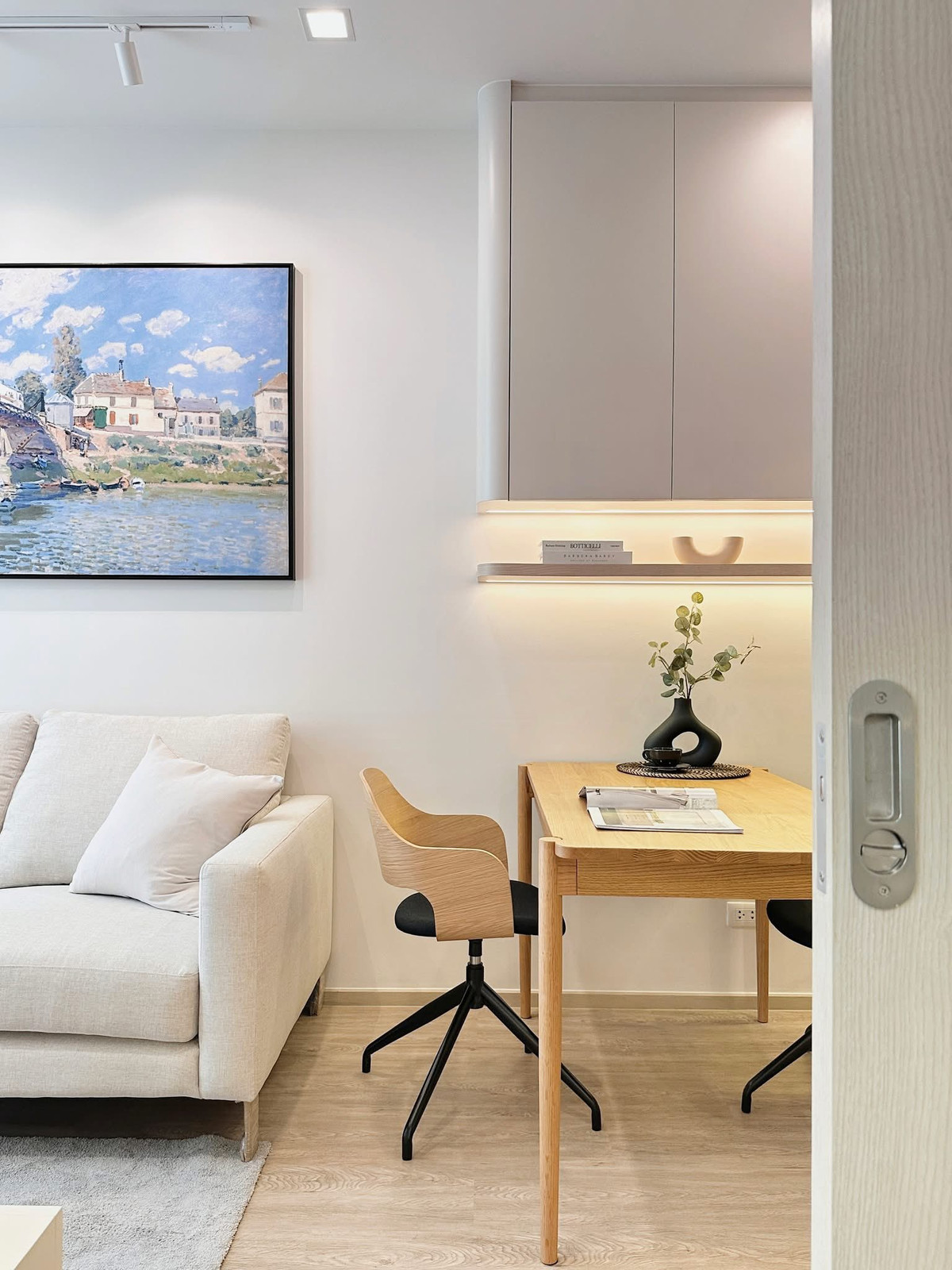 For RentCondoSukhumvit, Asoke, Thonglor : 🔑✨ Golden opportunity! Luxury condo for rent in the heart of Sukhumvit Ready to move in immediately NOBLE STATE 39 – A superior life starts here, near BTS Phrom Phong, only 450 meters.