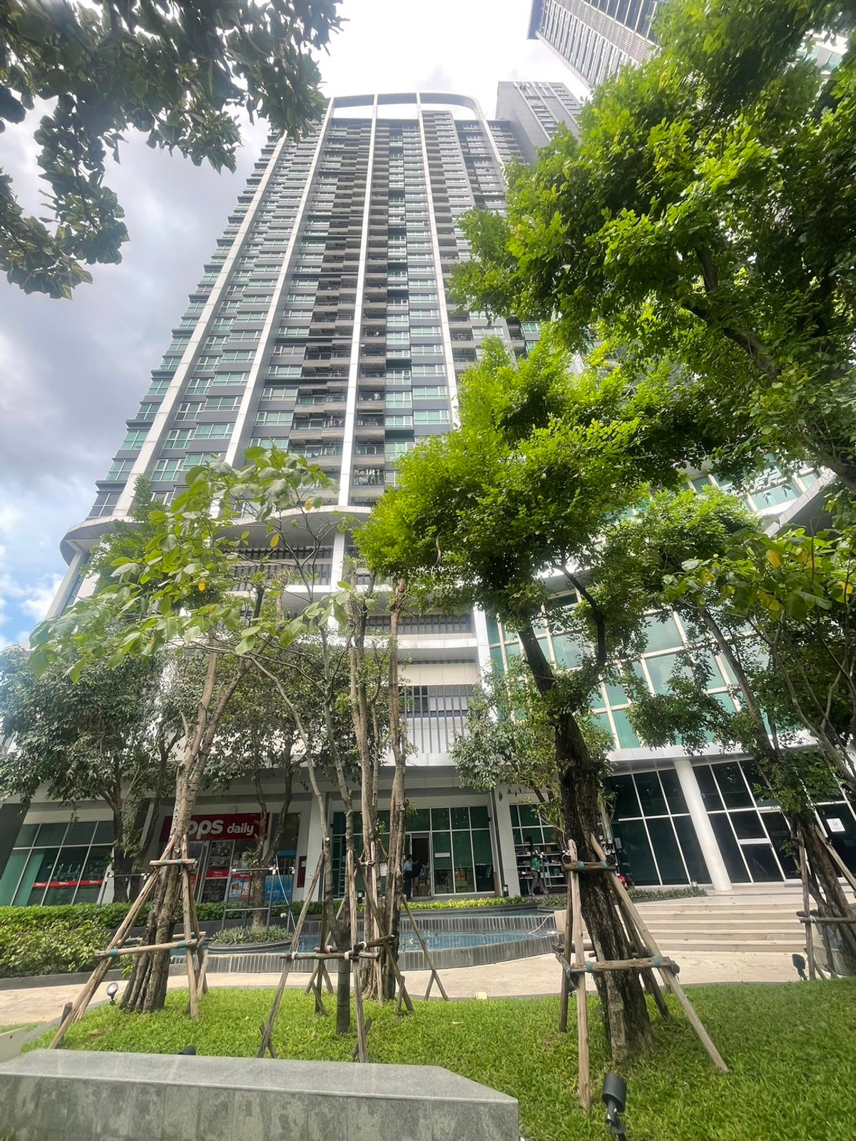 For SaleCondoRatchadapisek, Huaikwang, Suttisan : Special condo sale announcement! 🏙️ Live Ratchadaphisek 🔥 Golden opportunity! 2 bedroom condo, potential location near MRT Huai Khwang 🔥