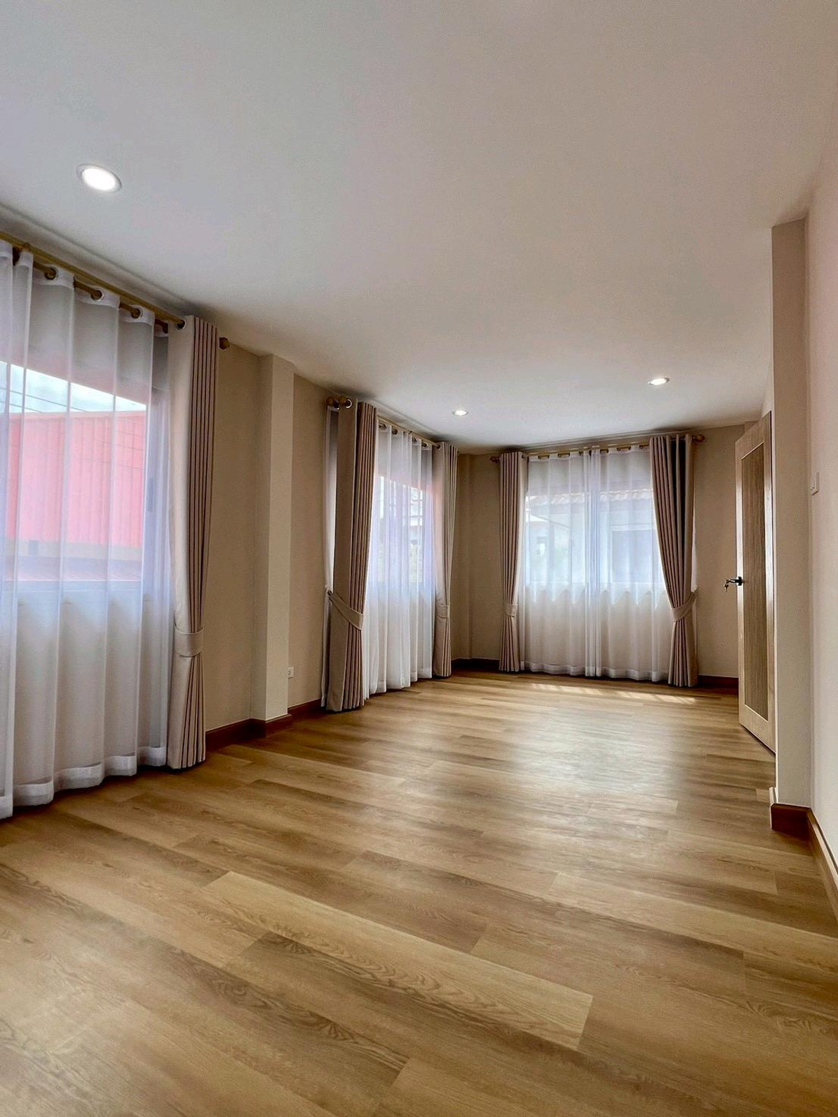 For SaleHouseNawamin, Ramindra : 2-story detached house, KC Garden Home Village, Nimitmai 40, Suvarnabhumi Airport. Minburi BTS Station 2 lines, Sarasart Nimitmai School Fashion Island Department Store, Promenade, Amorini Lotus, Makro, Big C, Minburi Provincial Court government office.