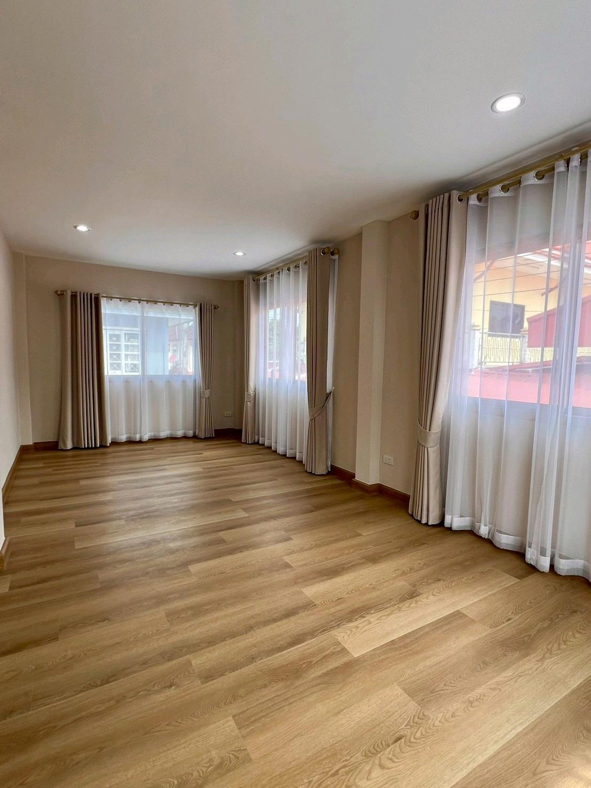 For SaleHouseNawamin, Ramindra : 2-story detached house, KC Garden Home Village, Nimitmai 40, Suvarnabhumi Airport. Minburi BTS Station 2 lines, Sarasart Nimitmai School Fashion Island Department Store, Promenade, Amorini Lotus, Makro, Big C, Minburi Provincial Court government office.