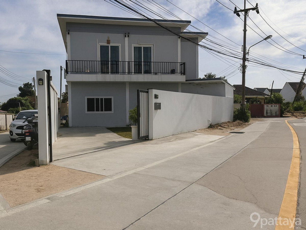 ขายบ้านพัทยา บางแสน ชลบุรี สัตหีบ : ขายด่วน! บ้านเดี่ยว 2 ชั้น – ทำเลห้วยใหญ่ ใกล้เซเว่น & ปั๊ม ปตท. ✨ ลดราคาใหม่ เหลือเพียง 2.3 ล้านบาท บ้านหลังมุม ถนนรอบบ้านไม่ติดใคร อยู่ส่วนตัวมาก ที่ดิน 36 ตร.วา 2 ห้องนอน 3 ห้องน้ำ 1 ห้องครัว 1 ห้องนั่งเล่น 